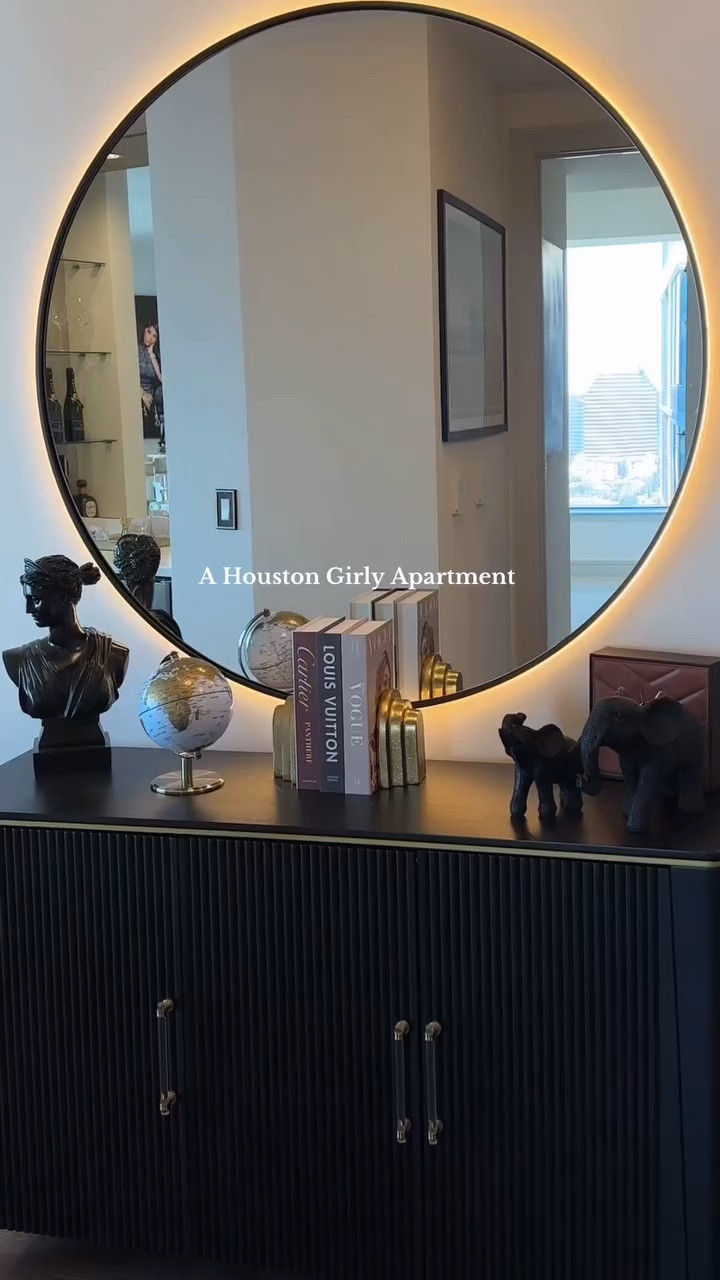 Not hiring an interior decorator was the BEST decision I made. 
•
At first, I felt I really needed one because I wanted my place to be PERFECT!! But when life hit, and I needed a new hobbie, I decided to make my home my personal project. It took some time, but now every inch of this space feels like me, it makes it even more special 🩷