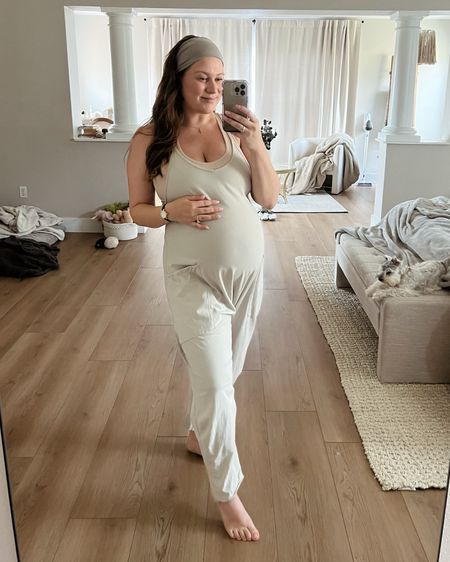 Maternity outfit 

Pregnancy weight (31 weeks): 178lb 
Pre-pregnancy weight 165lb 
Wearing Jumper size US small 
Bust 36DD (42 inches) 
Wearing size medium US 

#LTKbaby #LTKbump #LTKstyletip