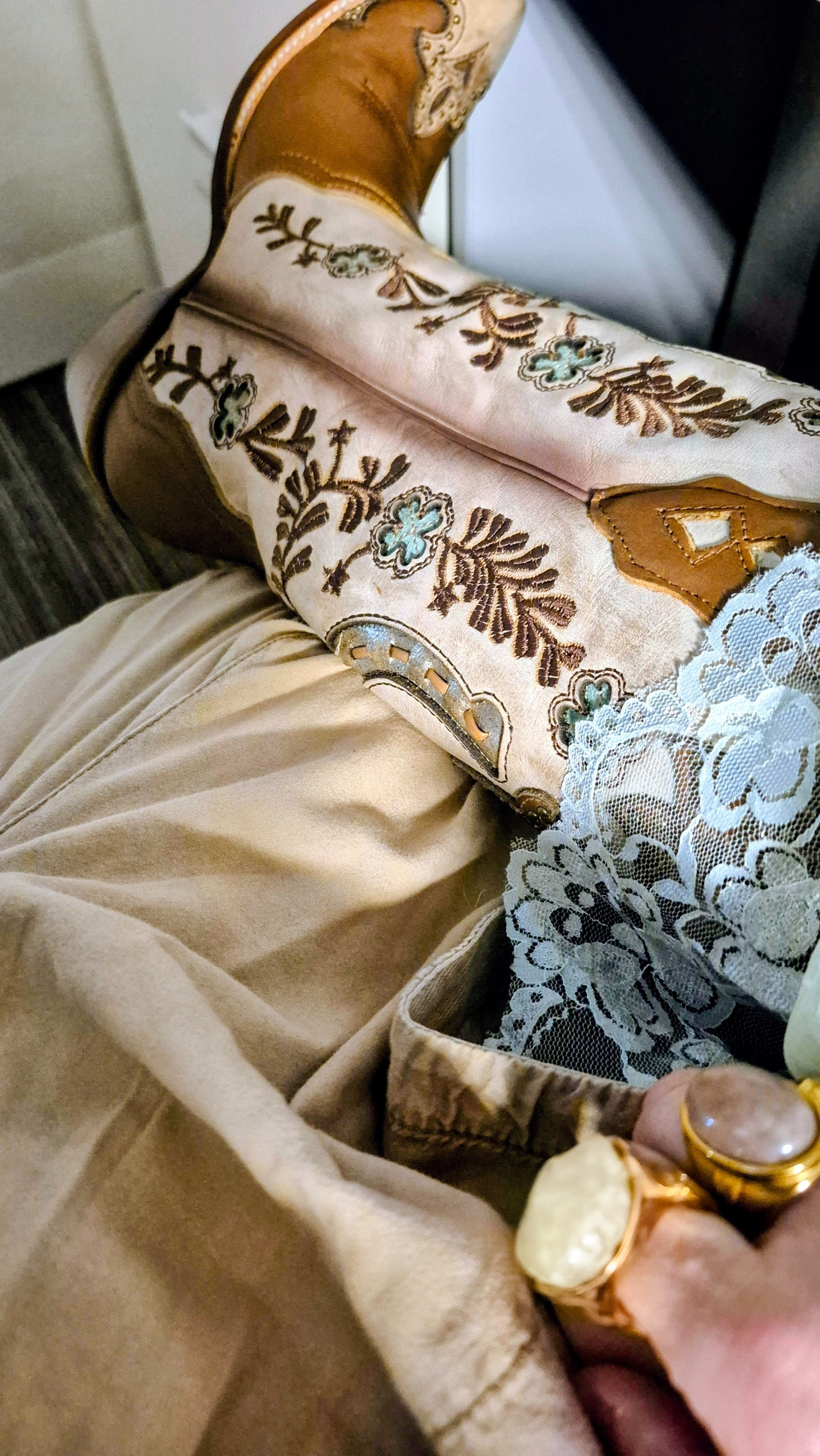 These boots are the anchor for my entire look. 🩵 Obsessed with the intricate embroidery and that classic western silhouette—it’s the perfect blend of rugged and refined. Definitely a staple for the weekly rotation.​#westernstyle #bohowestern #westernfashion #cowgirlboots #boots #westernaesthetic #ootd #mystyle #westernvibes #bootsaddict

#LTKFestival #LTKootd #LTKWorkwear