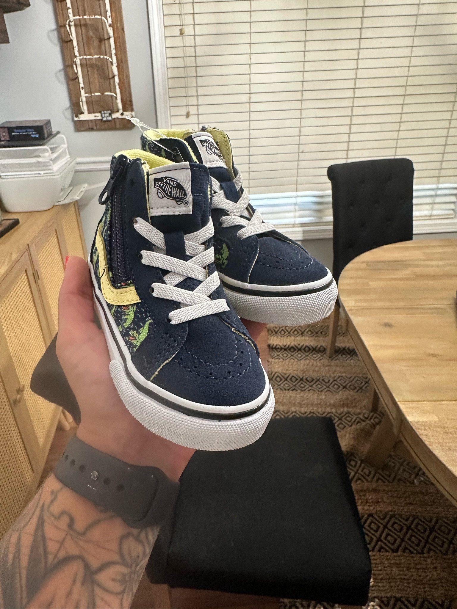 The cutest new shoes for Wyatt! Even scored them on sale. 🐊


Vans // toddler shoe // toddler boy // high tops