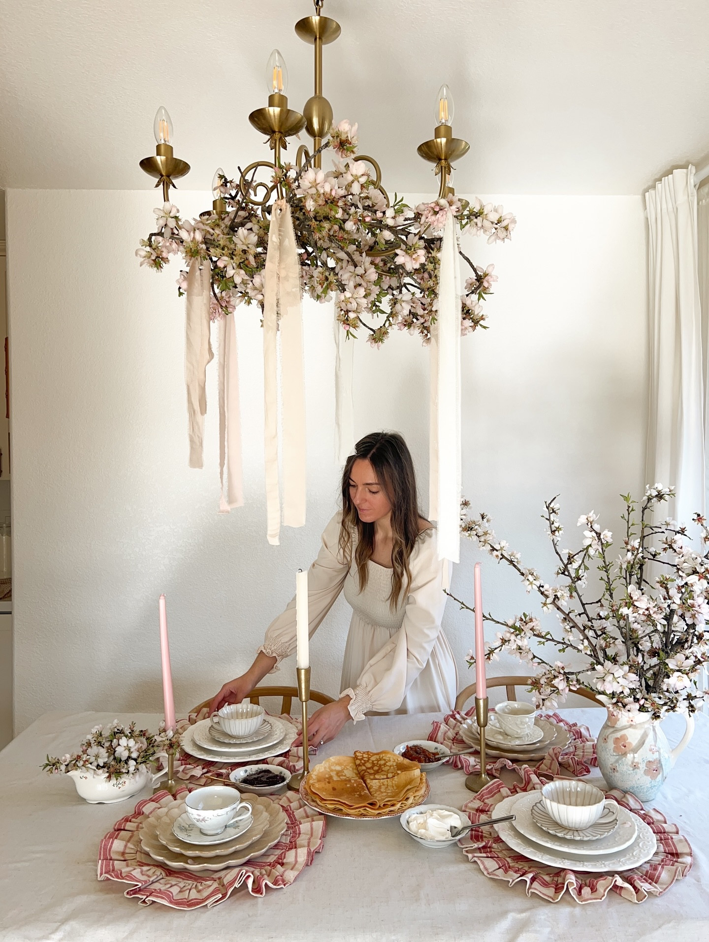 February in California means blooms everywhere — even inside our home 🌸
Who would stop for breakfast in this blooming house? 🤍

Save this for a little spring inspiration ✨

#homedecor #springtablescape #cozyhome #californialiving #breakfasttable slowliving neutralhome romanticdecor momlife homesofinstagram bloomseason everydaymagic 🌸🤍