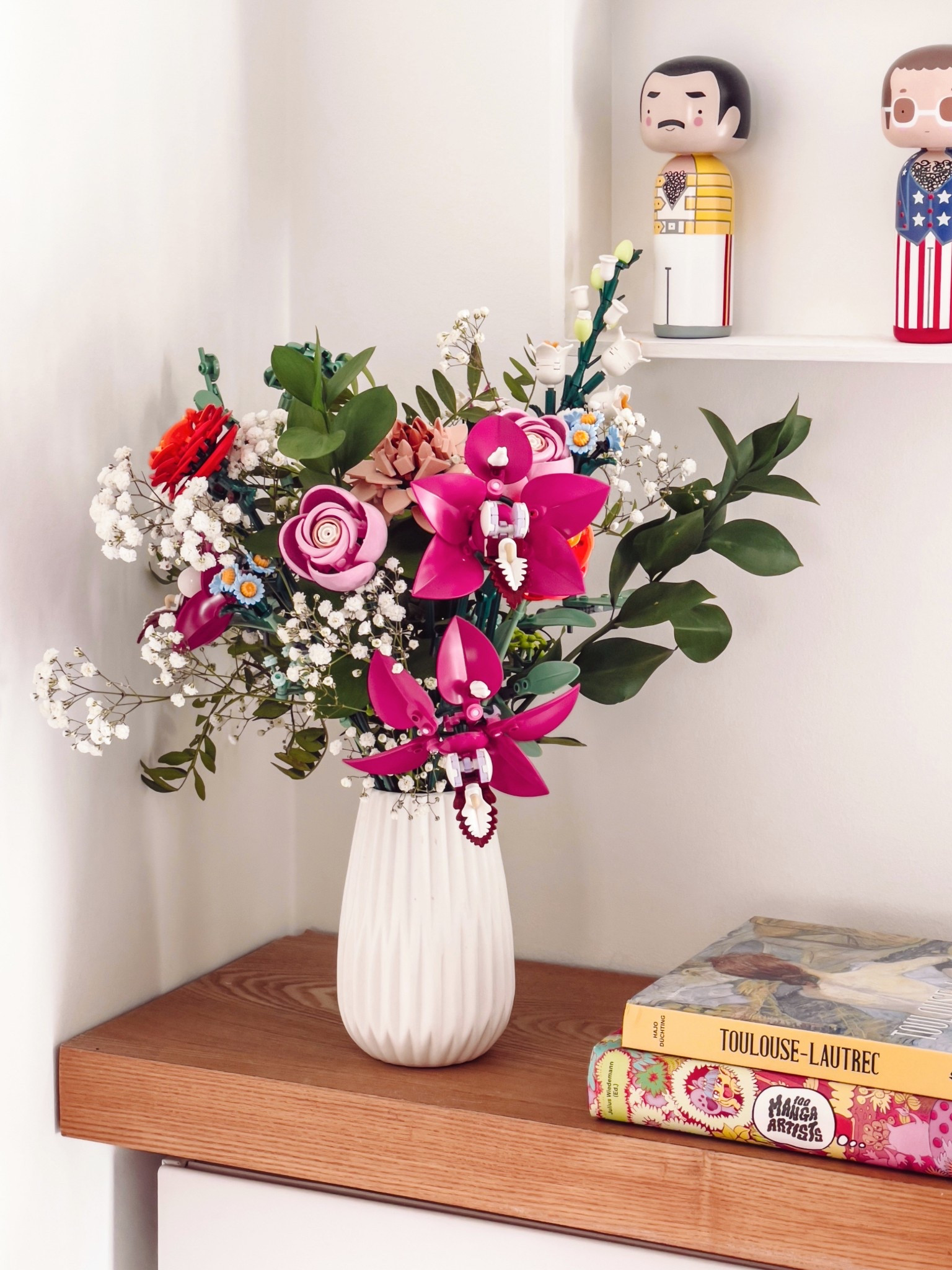 Bouquet de fleurs Lego pour décorer une étagère avec quelques livres.

#LTKhome #LTKeurope #LTKfrance
