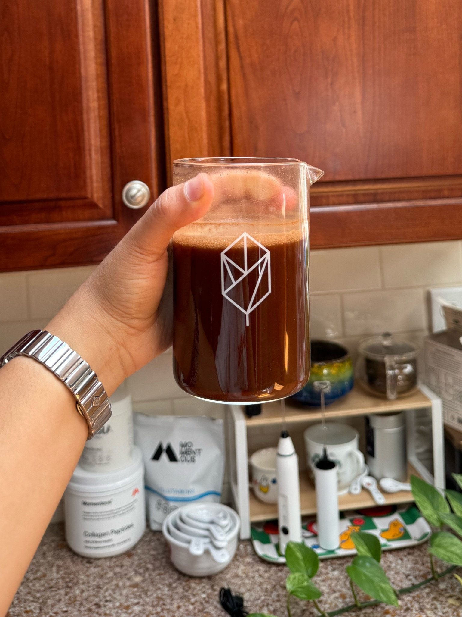 Healthy Morning coffee alternative 	1.	Sustained Energy: Provides a steady, calm energy boost without jitters or crashes.
	2.	Hormone Balance: Helps balance hormones and reduce cravings.
	3.	Immune Support: Functional mushrooms boost immunity and overall well-being.
	4.	Mood Enhancement: Promotes a balanced mood and reduces stress.
	5.	Gut Health: Probiotic-rich fermented Pu’er tea supports a healthy gut.

These benefits come from its unique blend of ceremonial cacao, functional mushrooms, and fermented teas