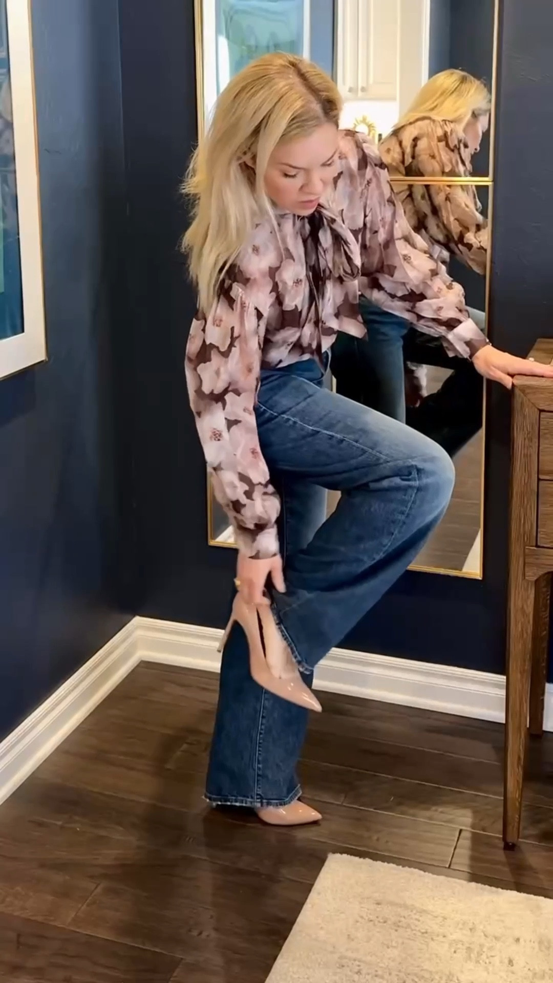 This floral top is so cute and a little cropped BUT perfect for tucking in.


Mother jeans 
Fall outfit 
Chloe belt 

#LTKItBag #LTKStyleTip 

#LTKFindsUnder100 #LTKSaleAlert #LTKootd #LTKSeasonal