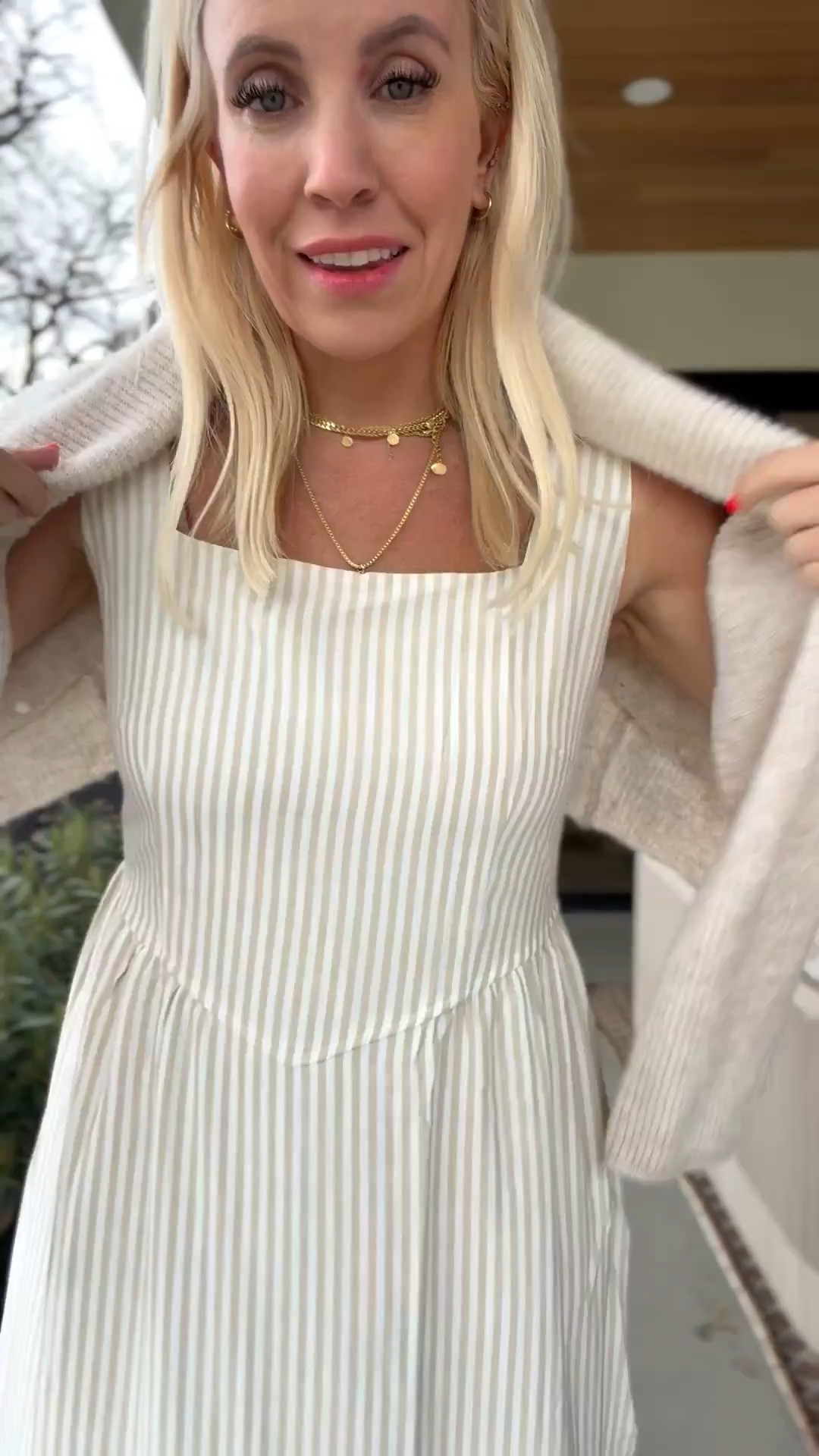 This dress is perfect for the spring and summer! Size M
