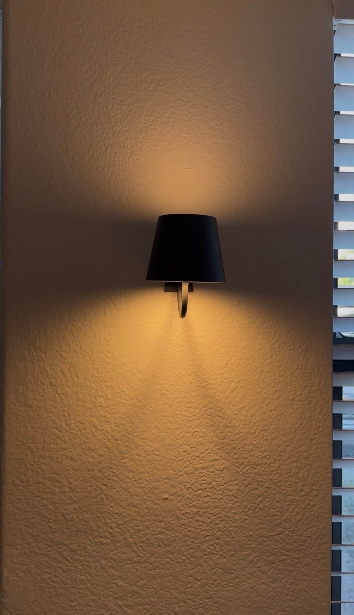 Rechargeable wall sconce! Such a great option if you rent! Save 10% with code ElT10

#LTKHome