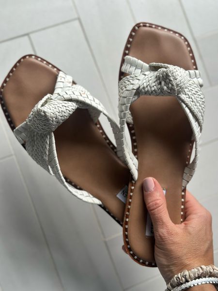 Soft white sandals 


#LTKShoeCrush #LTKFindsUnder50