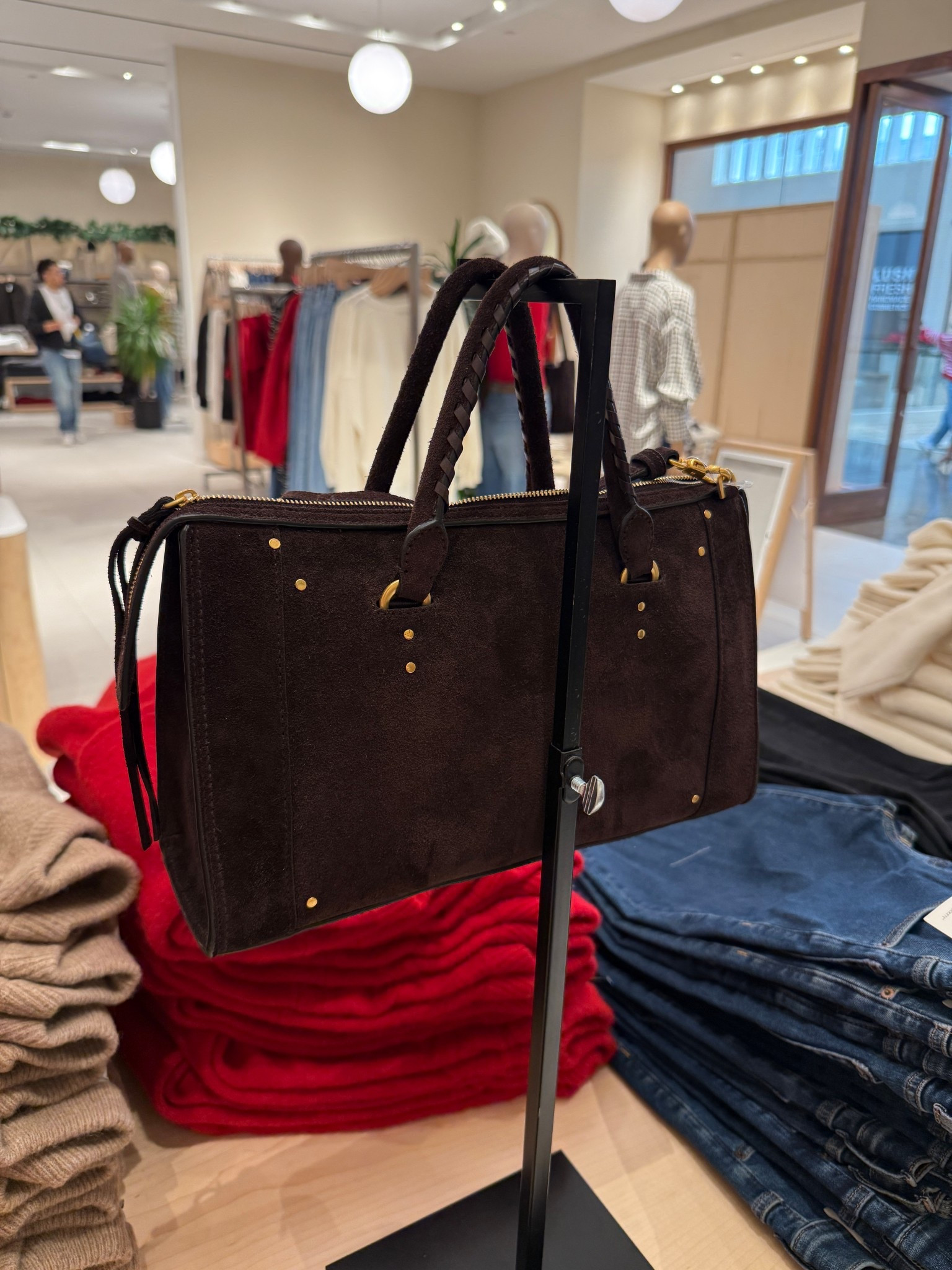 The new Madewell suede Whipstitched Satchel bag is even more stunning in person! 😍🤎 love the gold hardware 

Madewell, suede bags, shoulder bag, winter bag, sustainable, brown bag, classic