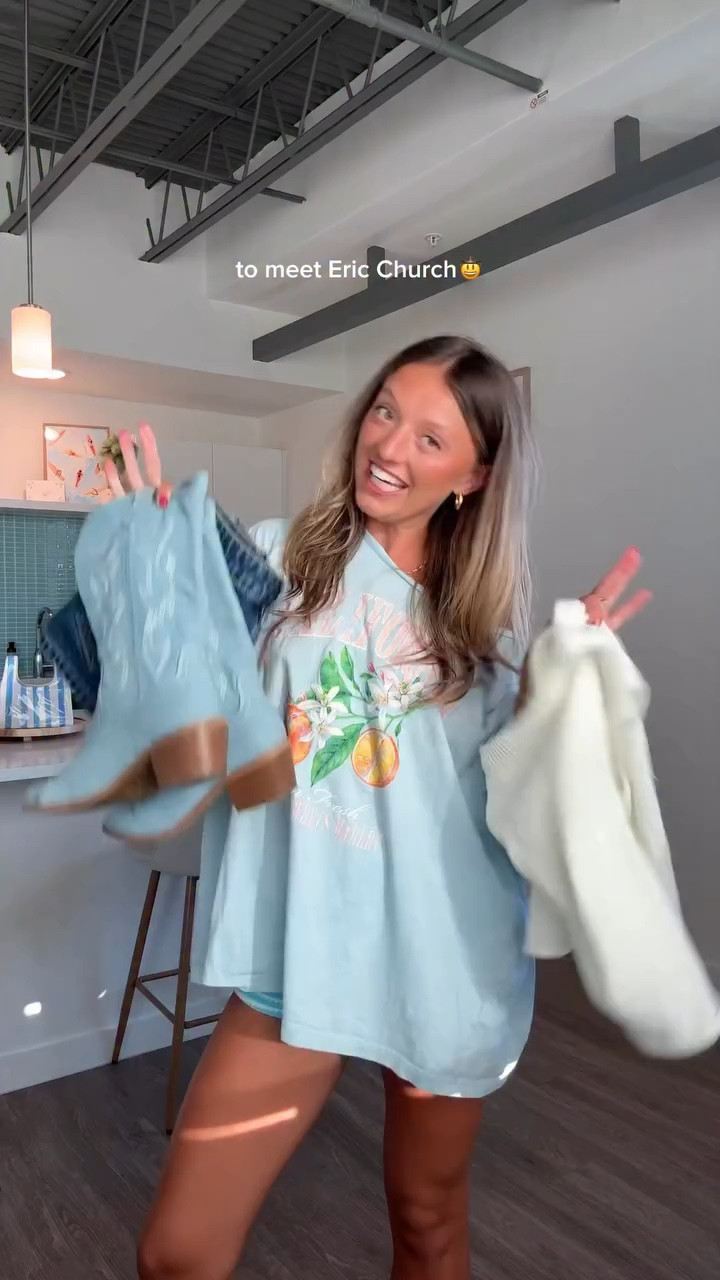 get dressed with me to meet @ericchurchmusic !!🤠nobody prepared me for this moment ahhh🧚🏼‍♀️ 

#getdressedwithme #outfitinspiration #countryconcert #ootd #grwm
