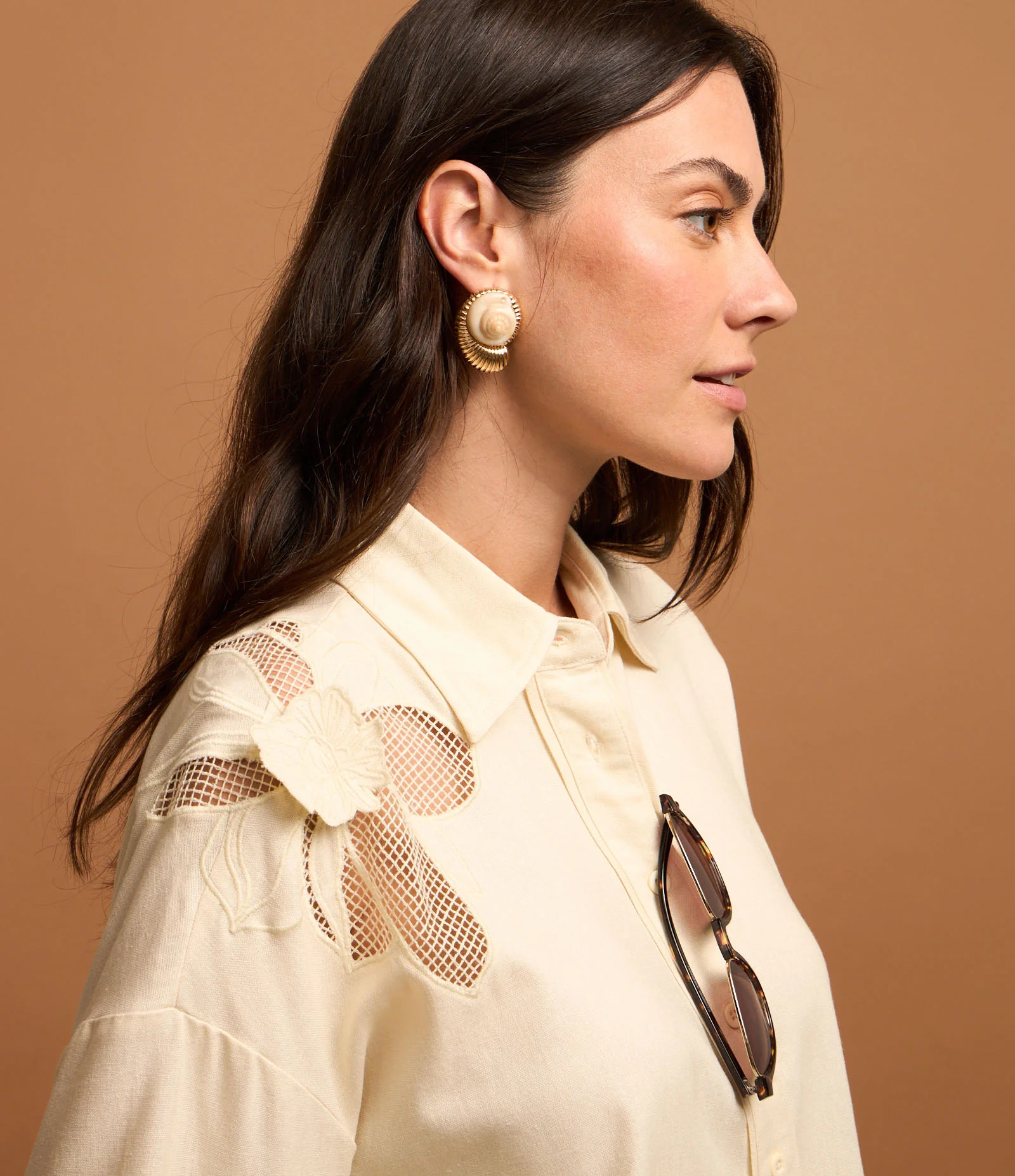 Camisa em Viscolinho com Manga 3/4 Com Aplicação de Flor 3D Amarelo - Lojas Renner | Renner (BR)