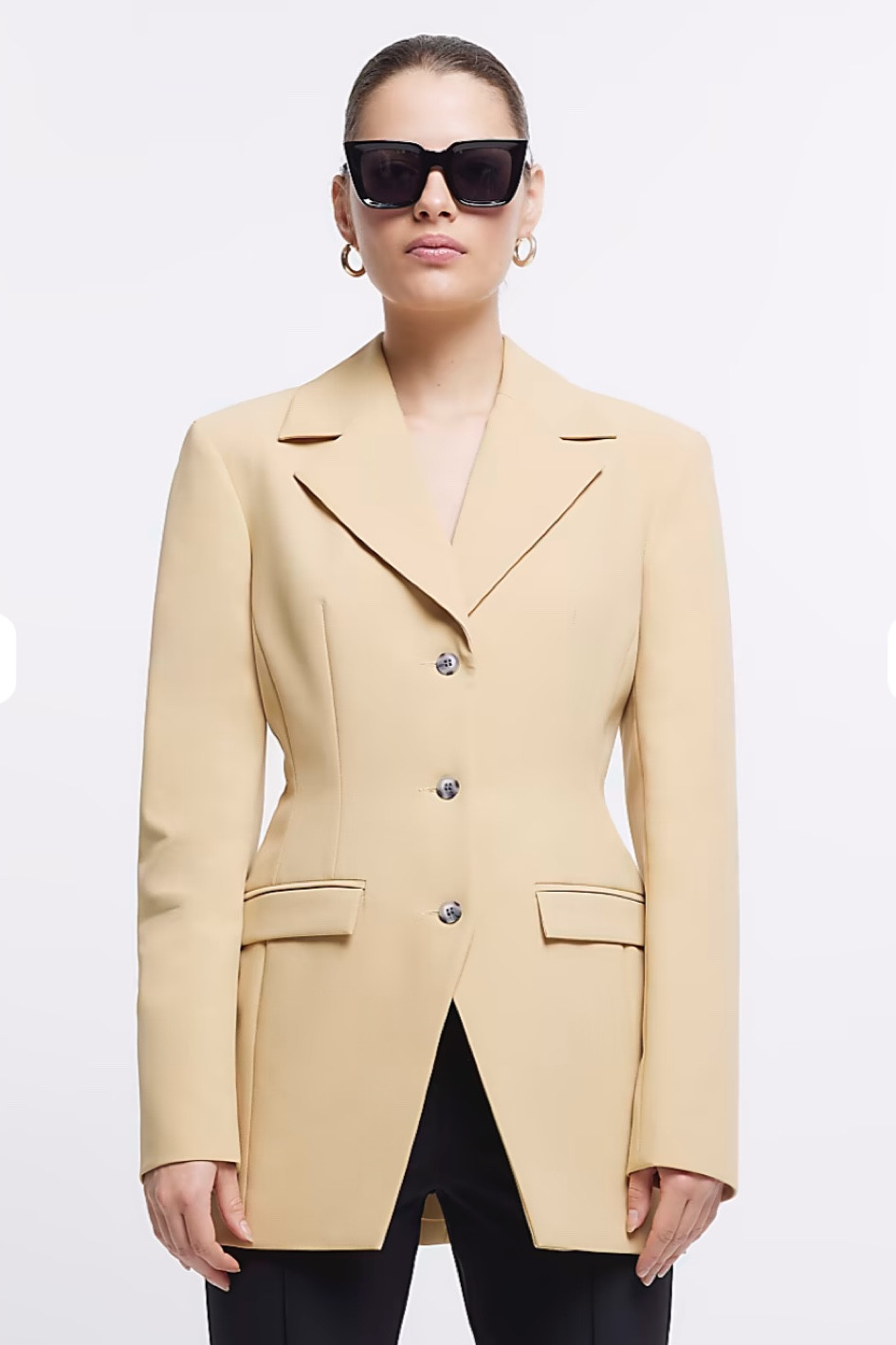 Beige cinched blazer 

#LTKeurope #LTKworkwear #LTKunder50