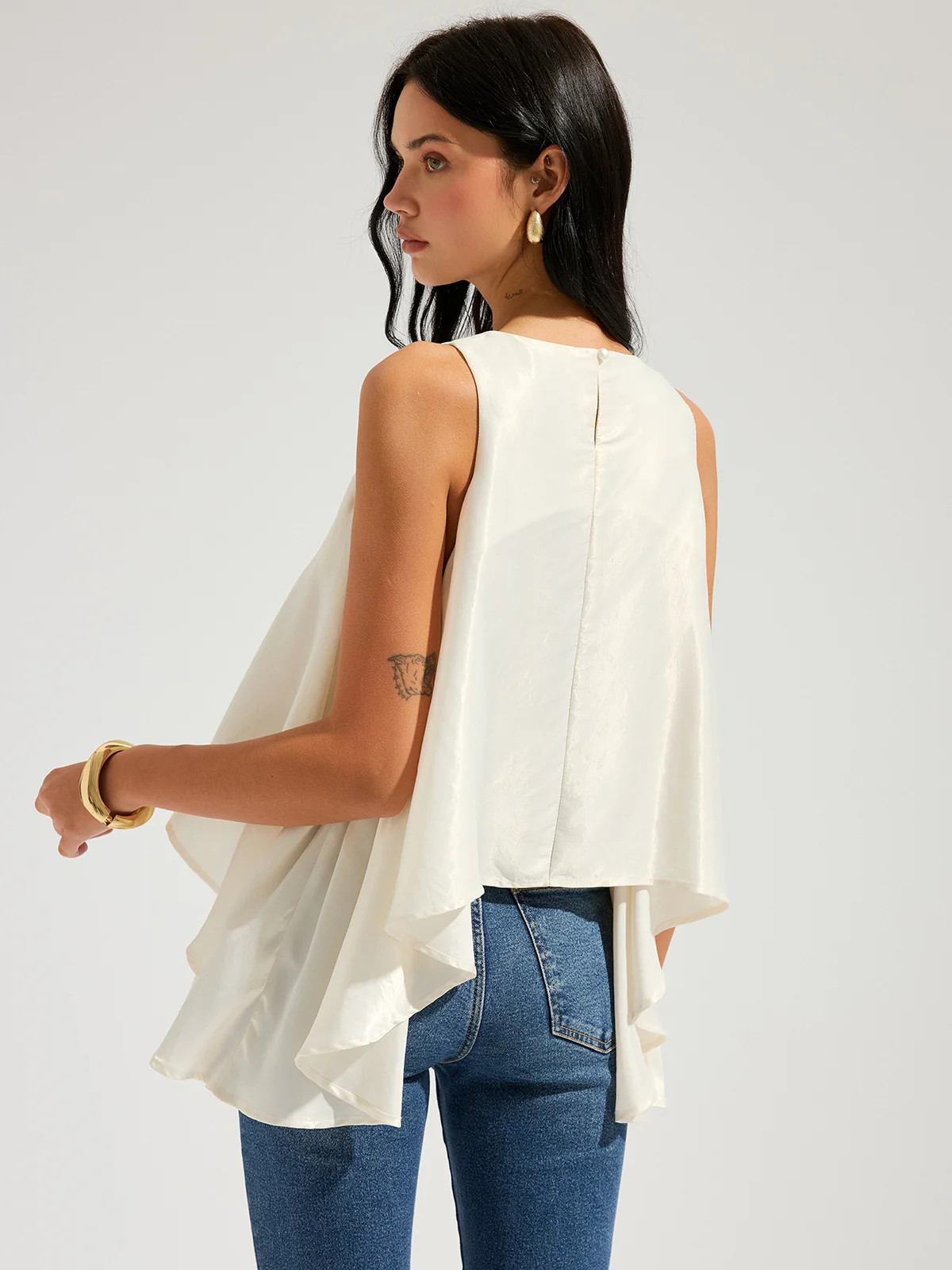 Sleeveless Flowy Asymmetric Ruffled Blouse | Commense