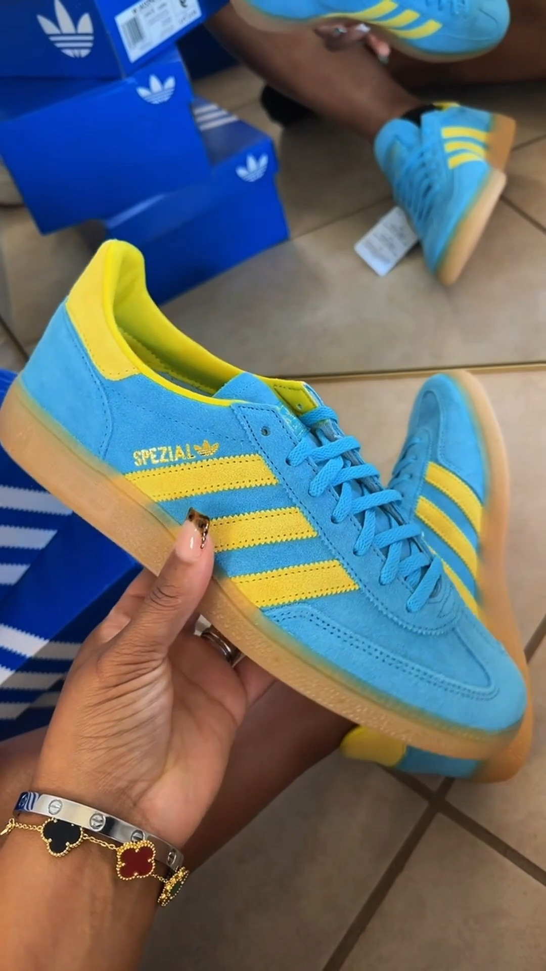 Turquoise adidas Spezial sneakers 💛
Bright sporty sneaker that instantly upgrades casual outfits. Gum sole gives a retro vibe while staying comfortable all day.
