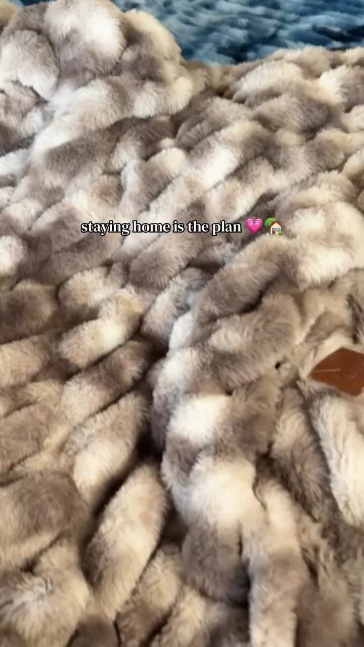 Staying home with Comfrt The Dreamer Blanket in Moonstone sounds like a plan. 🤍☁️

#LTKHome #LTKOver40 #LTKselfcare