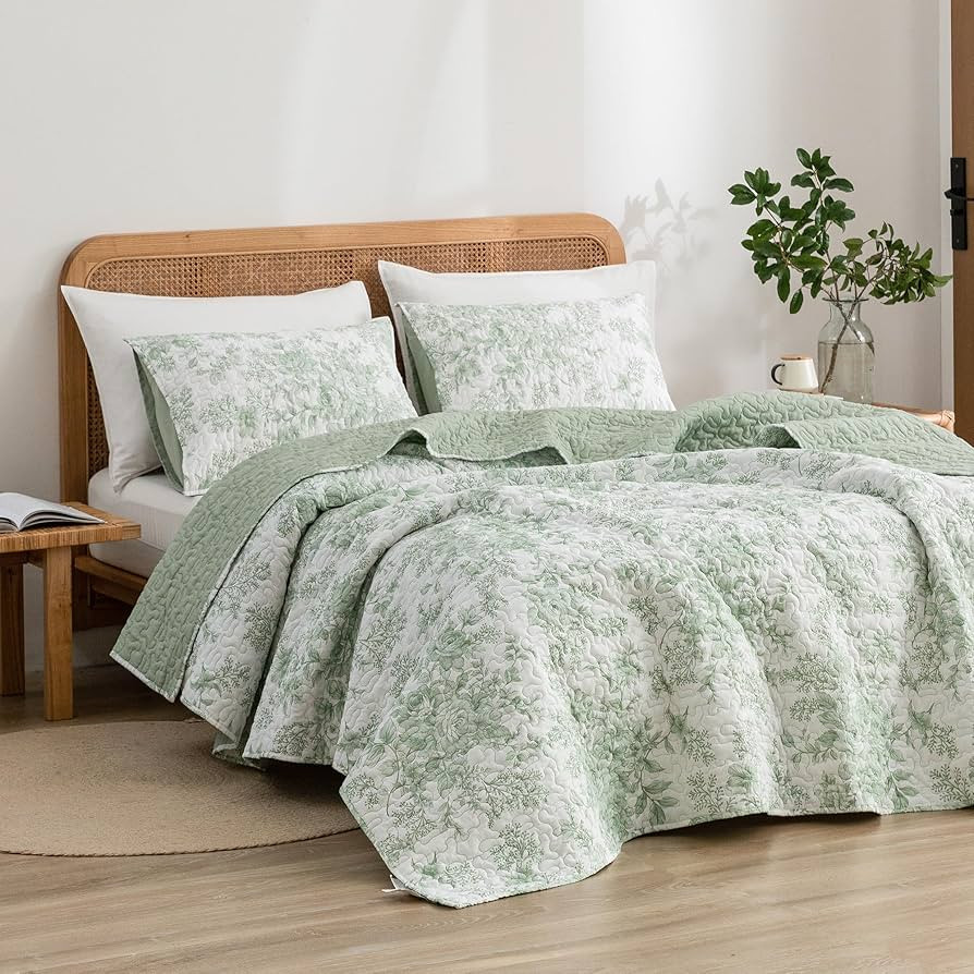 Wonderful Sage Green Floral Quilt Set King Size, Reversible Quilt Bedding Set for King Bed, Light... | Amazon (US)