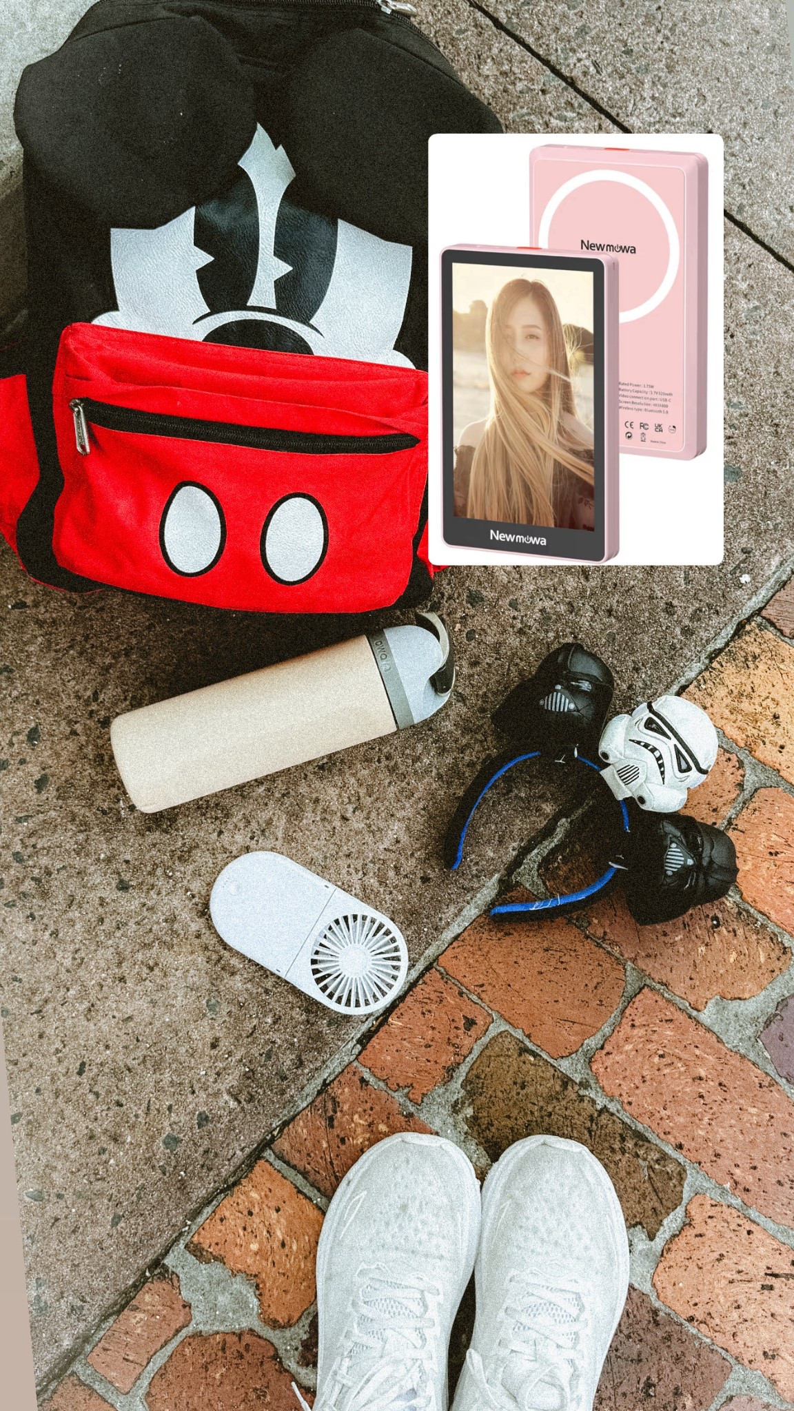 What’s in my disney parks bag?!?

Disney ears Build your own!

Fan 

Owala 

Tripod and selfie monitor! 

Selfie monitor is a game changer for solo photos! 

#disneyparksbag 
#whatsinmydisneyparksbag 
