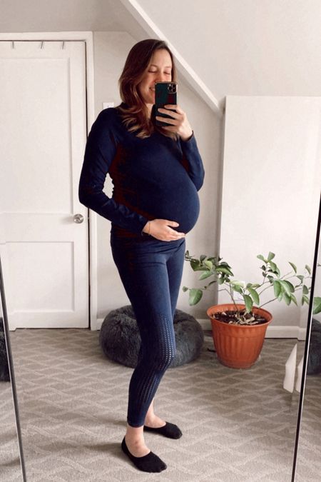 Fabletics atleisure sink Seamless Set Highway, Stidd long sleeves for working out and fitness with her pregnancy and a bump from Fabletics

#LTKfit #LTKFind #LTKbump