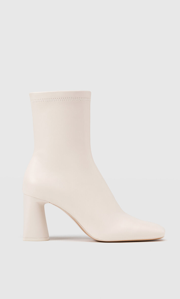 Laarsje met middelhoge hak met stretch schacht | Stradivarius (NL)