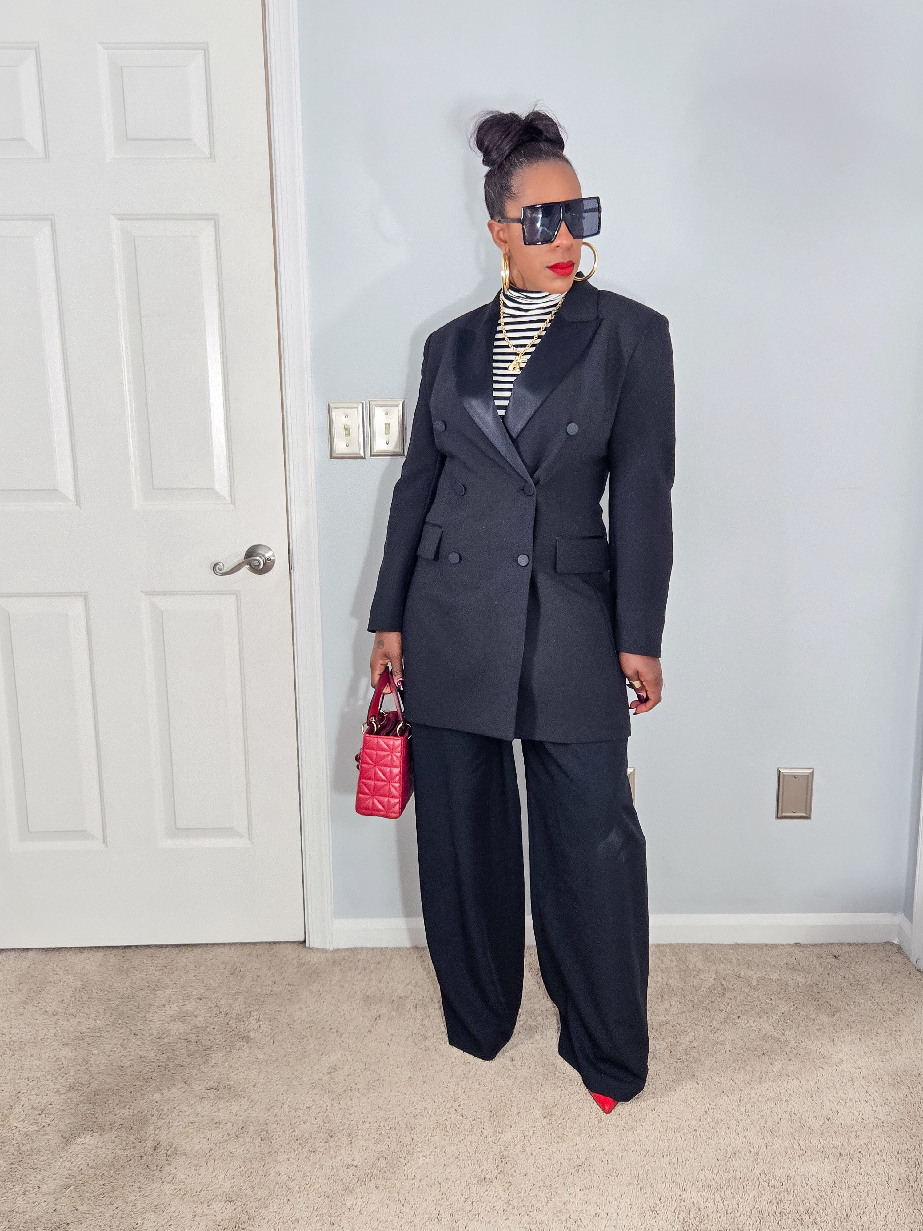 All Black w a Pop of Red

#LTKgrwm #LTKootd #LTKOver40