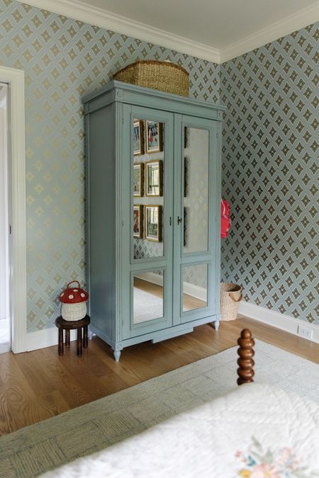 Faye’s Room 🖤

Mirrored blue wardrobe, mushroom basket, wooden stool, wallpaper, area rug 

#LTKSeasonal #LTKhome