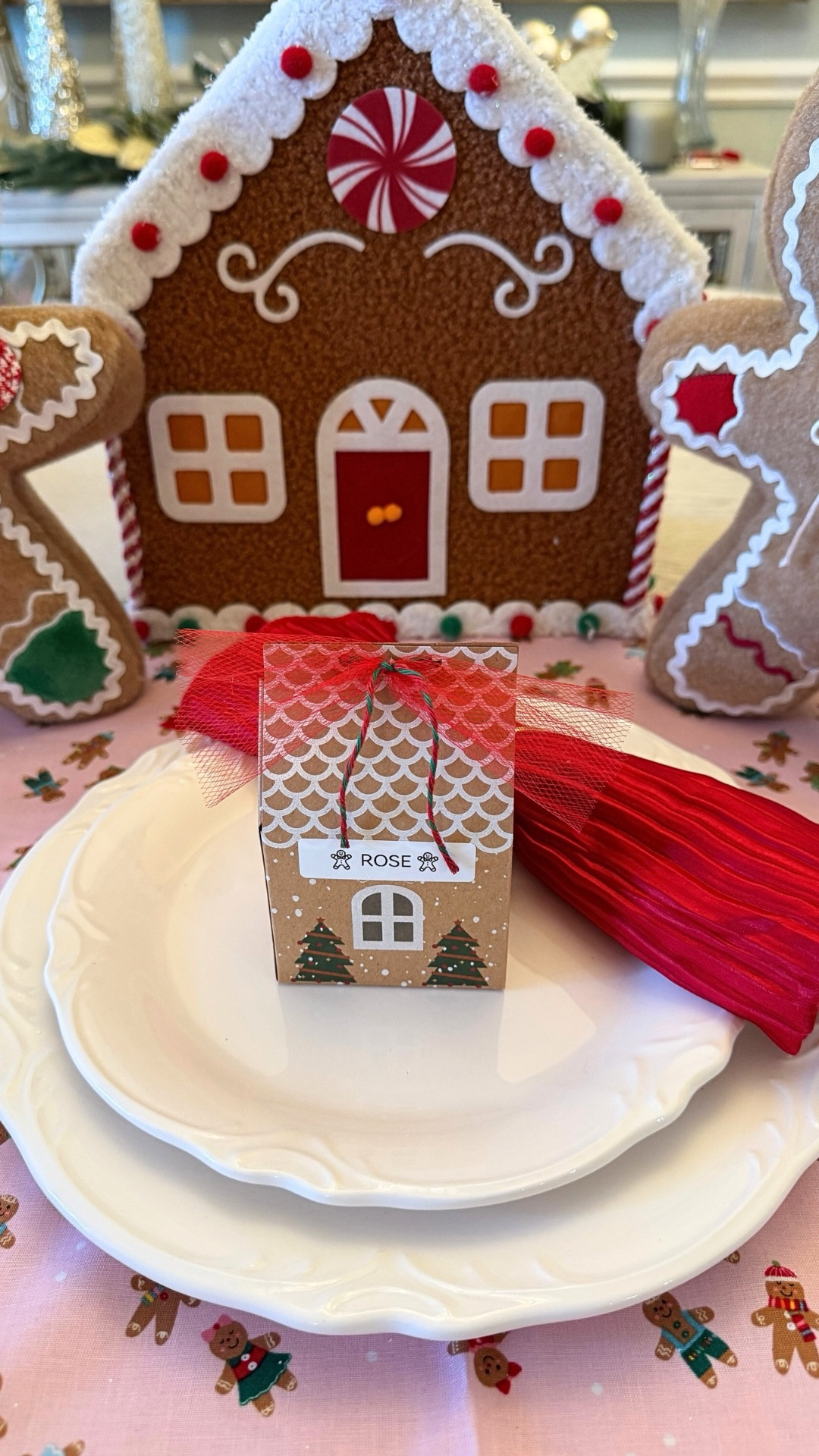 Personalized Christmas place settings that double as the cutest take-home treat 🎄✨
These gingerbread favor boxes are such an easy way to elevate your holiday table, classroom parties, or festive gatherings.
#diy #partyfavor #christmasparty #christmas #diyideas #christmaspartyideas #holidaytablescape #partyfavorideas #gingerbreadchristmas


#LTKSeasonal #LTKHoliday #LTKGiftGuide