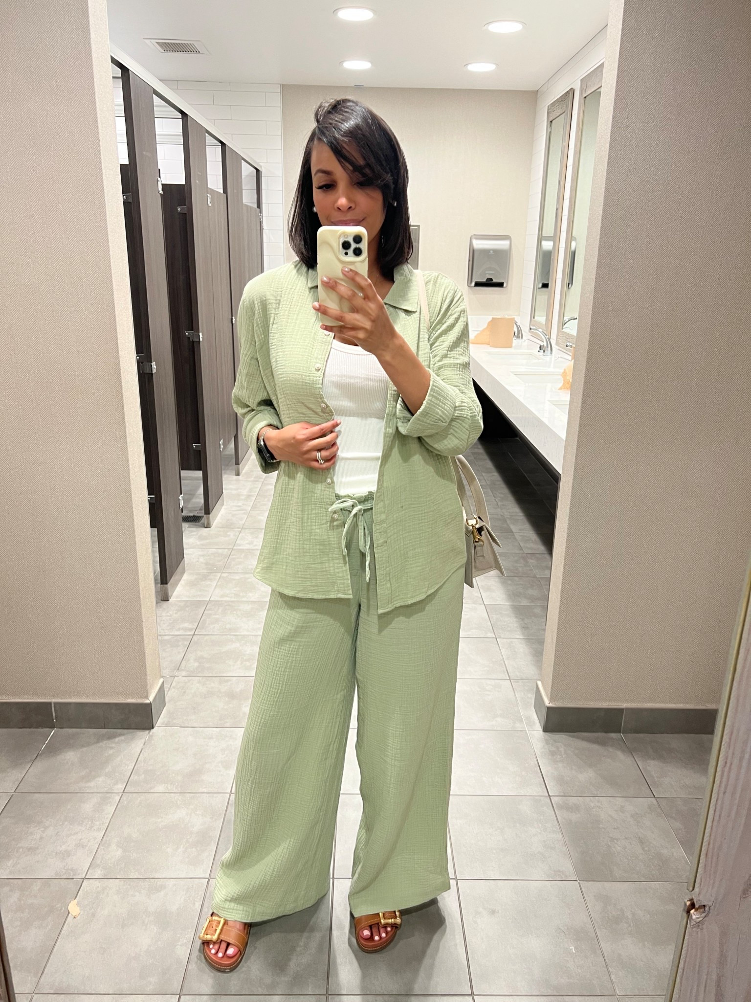 Comfy wide leg pant matching set! Also bump friendly! 
Wearing a XS in pants, M in top and S in tank