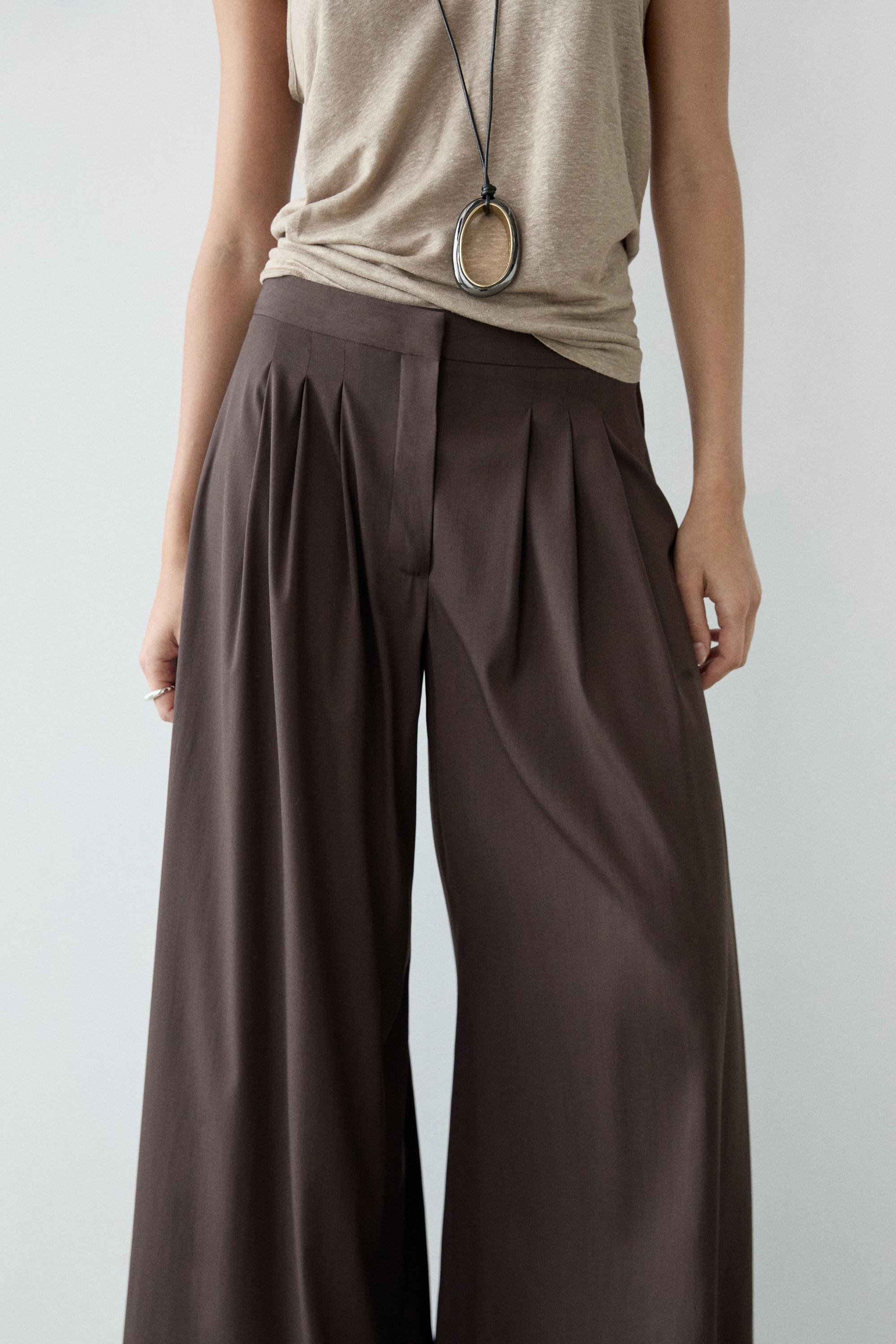 AUSSEHEN ANSEHEN
Weite Hose mit Zierfalten und seitlichen Schlitzen

 130 €  Farbe:  Schokolade... | Massimo Dutti DE