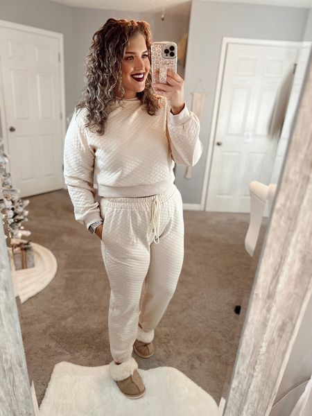 Midsize quilted matching set 🤍⚡️ 
Size: XL
#midsizeoutfits #ootd #matchingset #loungewear #affordableoutfits #wfhoutfit #lounge #joggers #pullover #sweater #sweaterset #winteroutfit #slippers 

#LTKstyletip #LTKcurves #LTKSeasonal