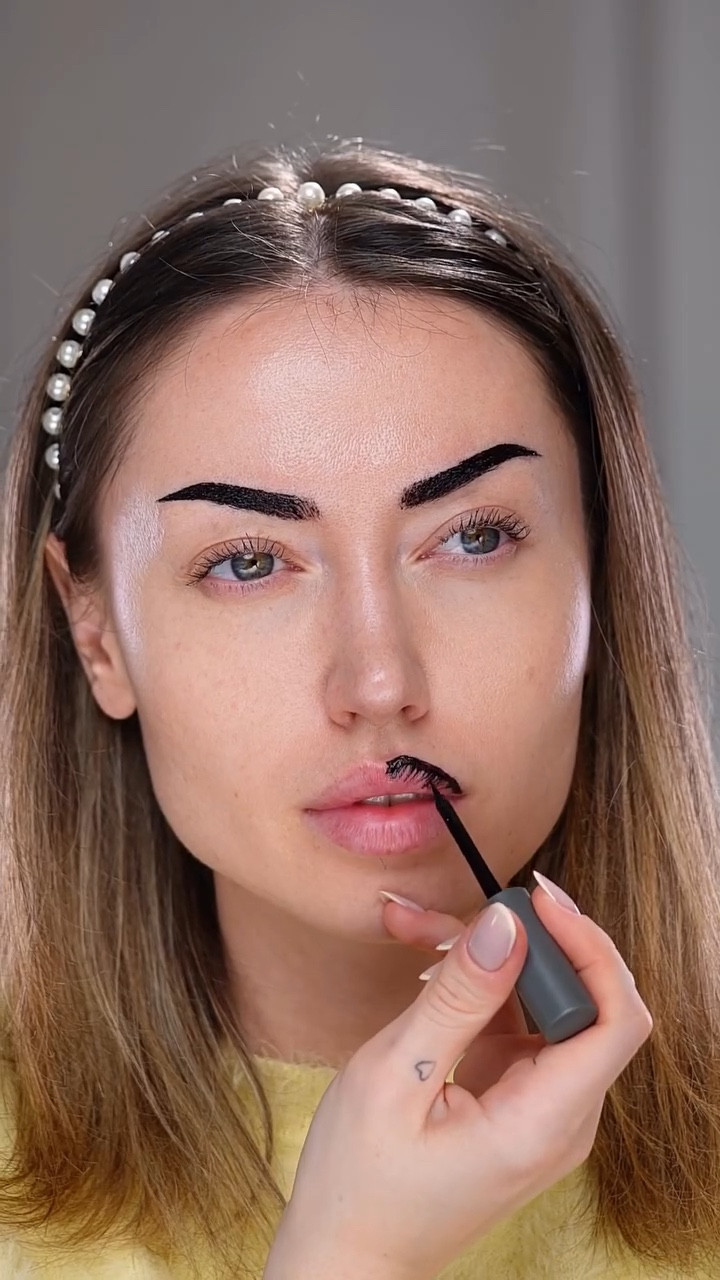 I did not know that using a Tattoo Tint could be so easy 🖤 @sheglam_official 
.
.
.
#SHEGLAM #SHEGLAMeyeson #SHEGLAMtattoobrow