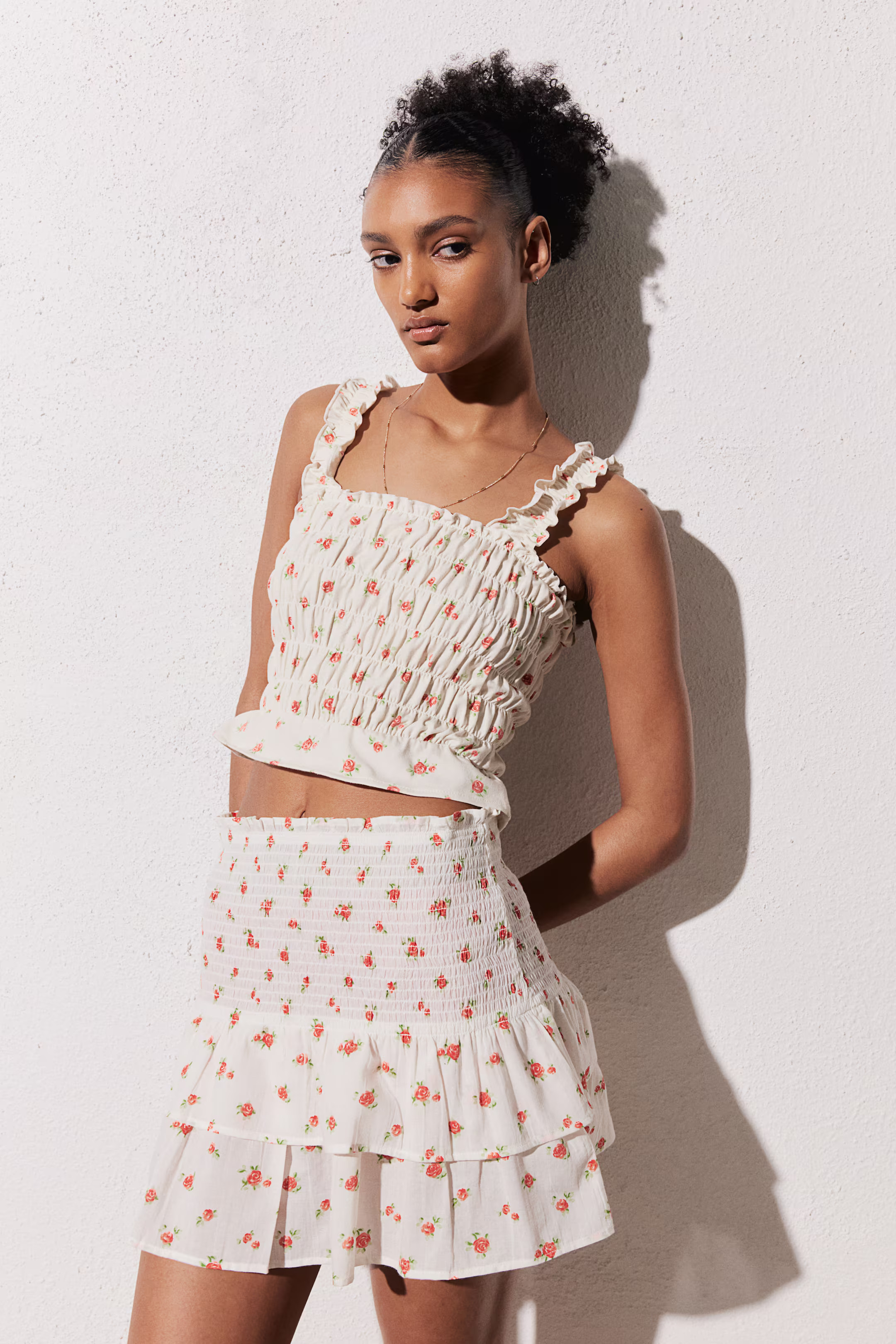 Smocked-waist tiered skirt - Regular waist - Mini - Cream/Roses - Ladies | H&M GB | H&M (UK, MY, IN, SG, PH, TW, HK)