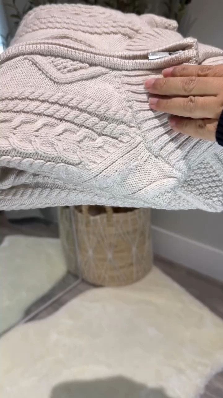 @aritzia unboxing moment 🤍📦

#ReelsInstagram #ReelsDaily #ReelsInspo #TrendingReels #IGStyle #IGFashion #FashionInfluencer #creatorlife #vancouver #surrey