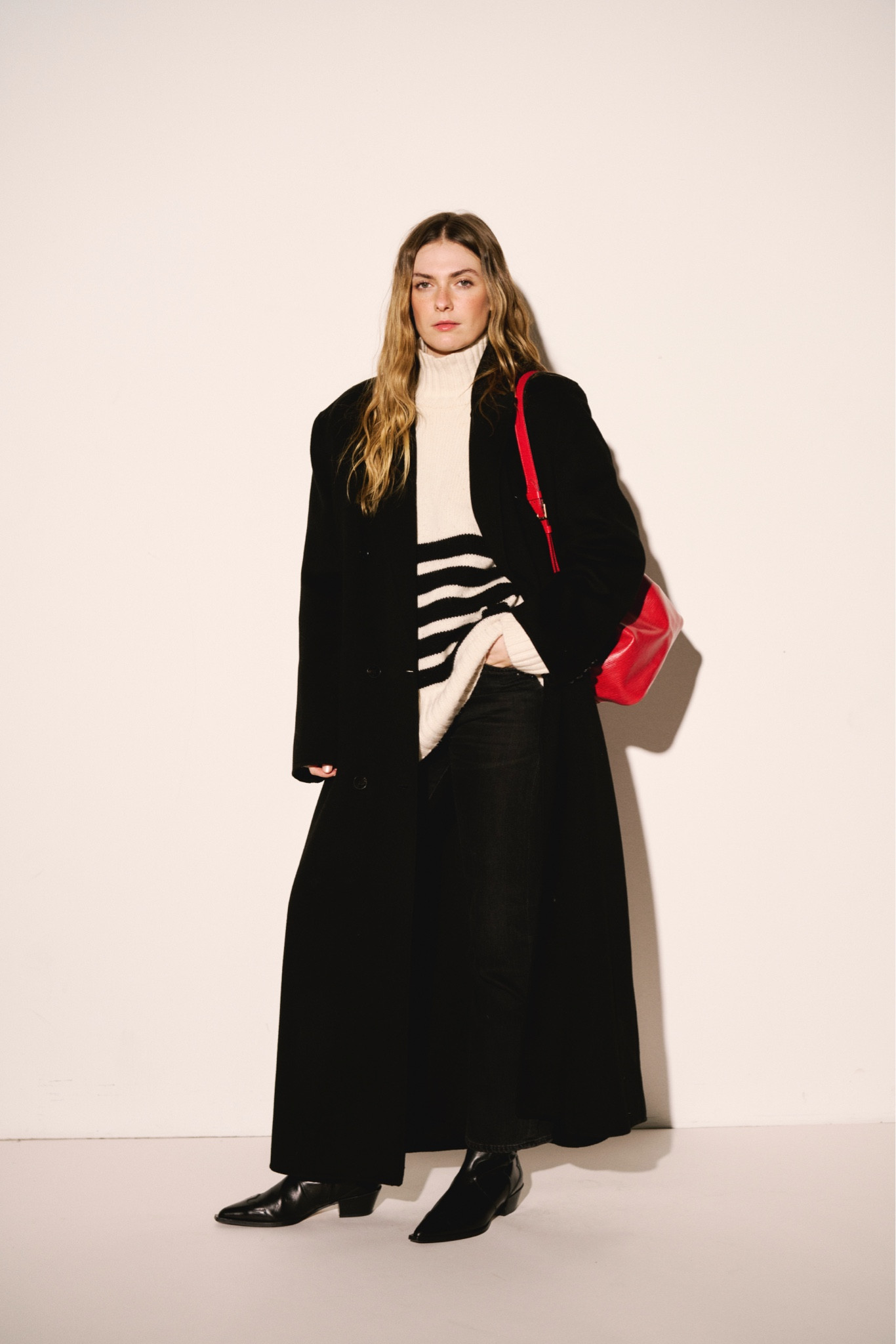 Black and white with a red accent 

#LTKeurope #LTKdeutschland #LTKshoes