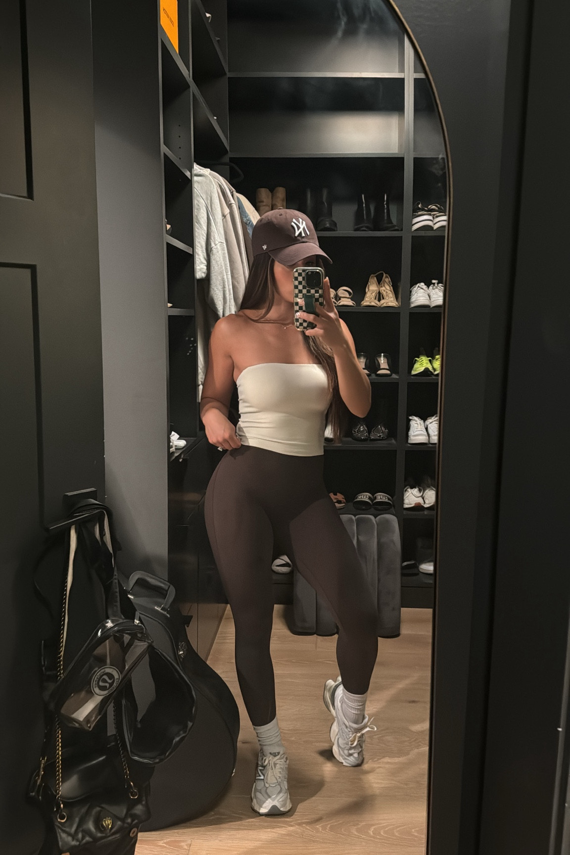 You better believe this top works outside the gym too!! Give me all the neutrals. 🤎 use code: LILY @BuffBunny & code: MYLITTLELIFTS @Walli Cases 