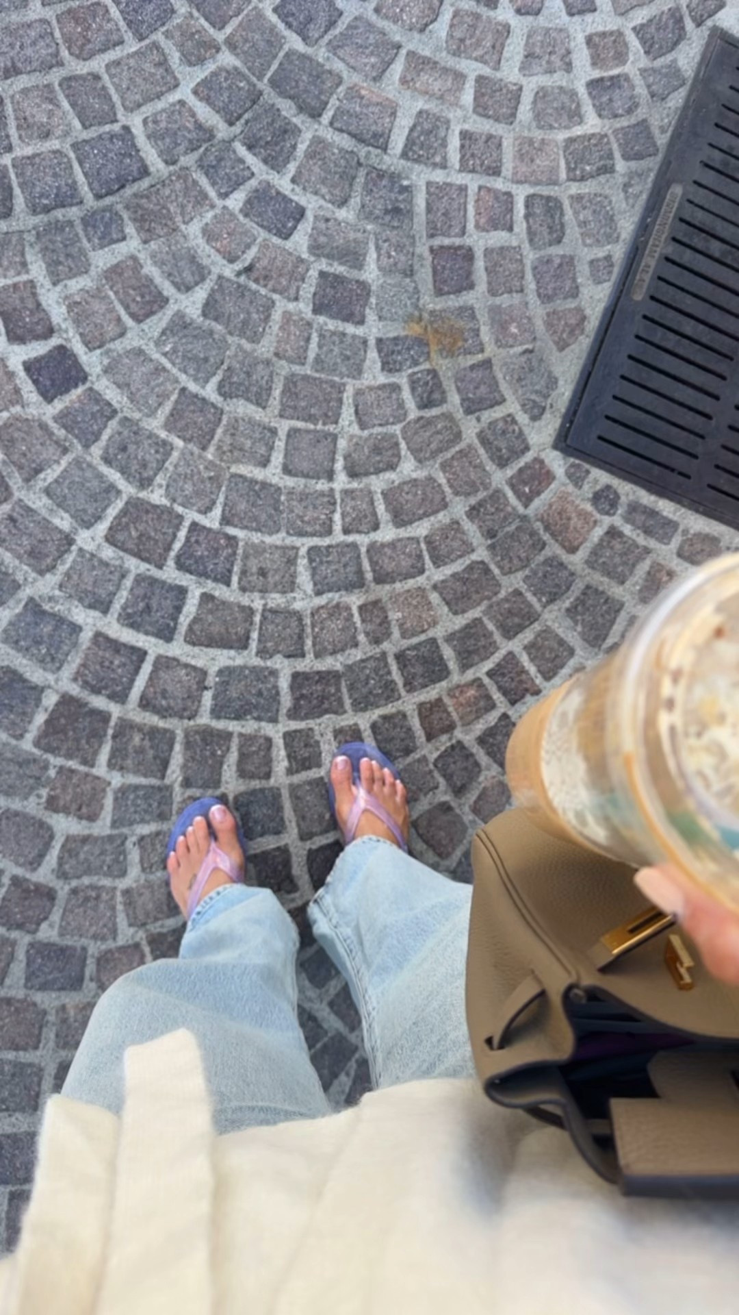 If I could only take 1 pair of sandals with me on vacay.. it would be these! They’re clear and comfy and go with absolutely everything 