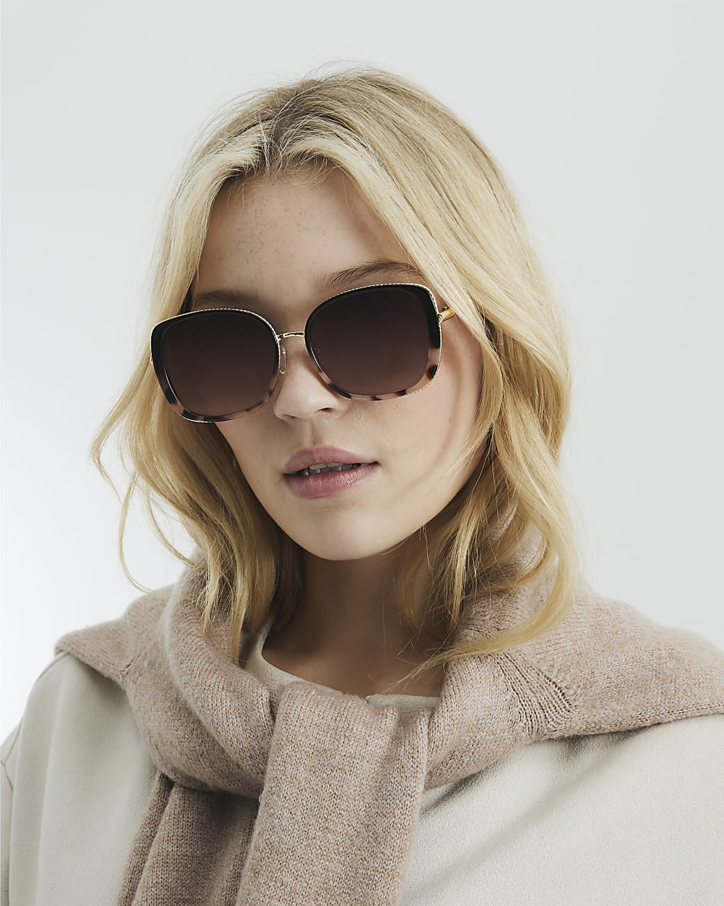 Black Metal Round Gold Trim Sunglasses | River Island UK & IE