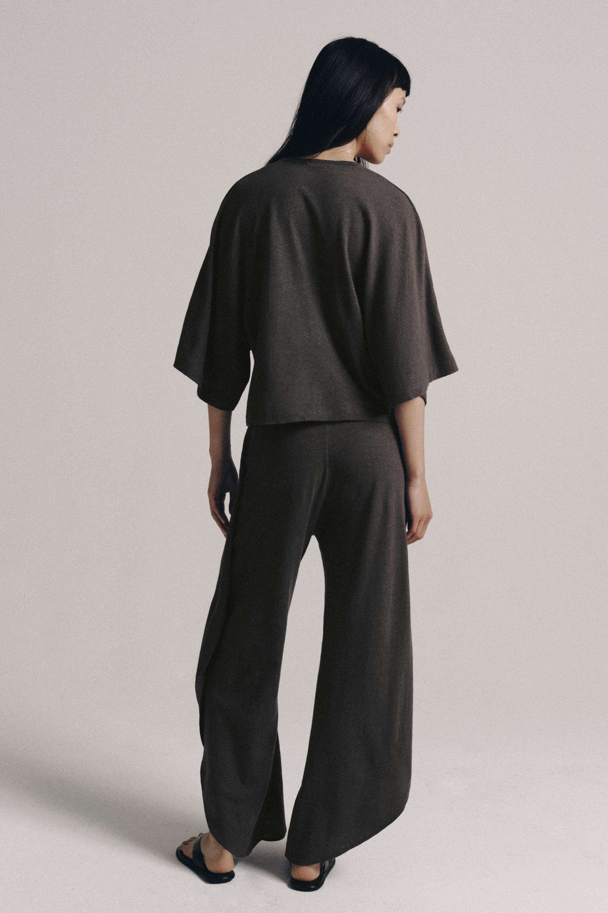 Shirt made of linen blend yarn. V-neck and short cape sleeves. Straight hem. | Zara US