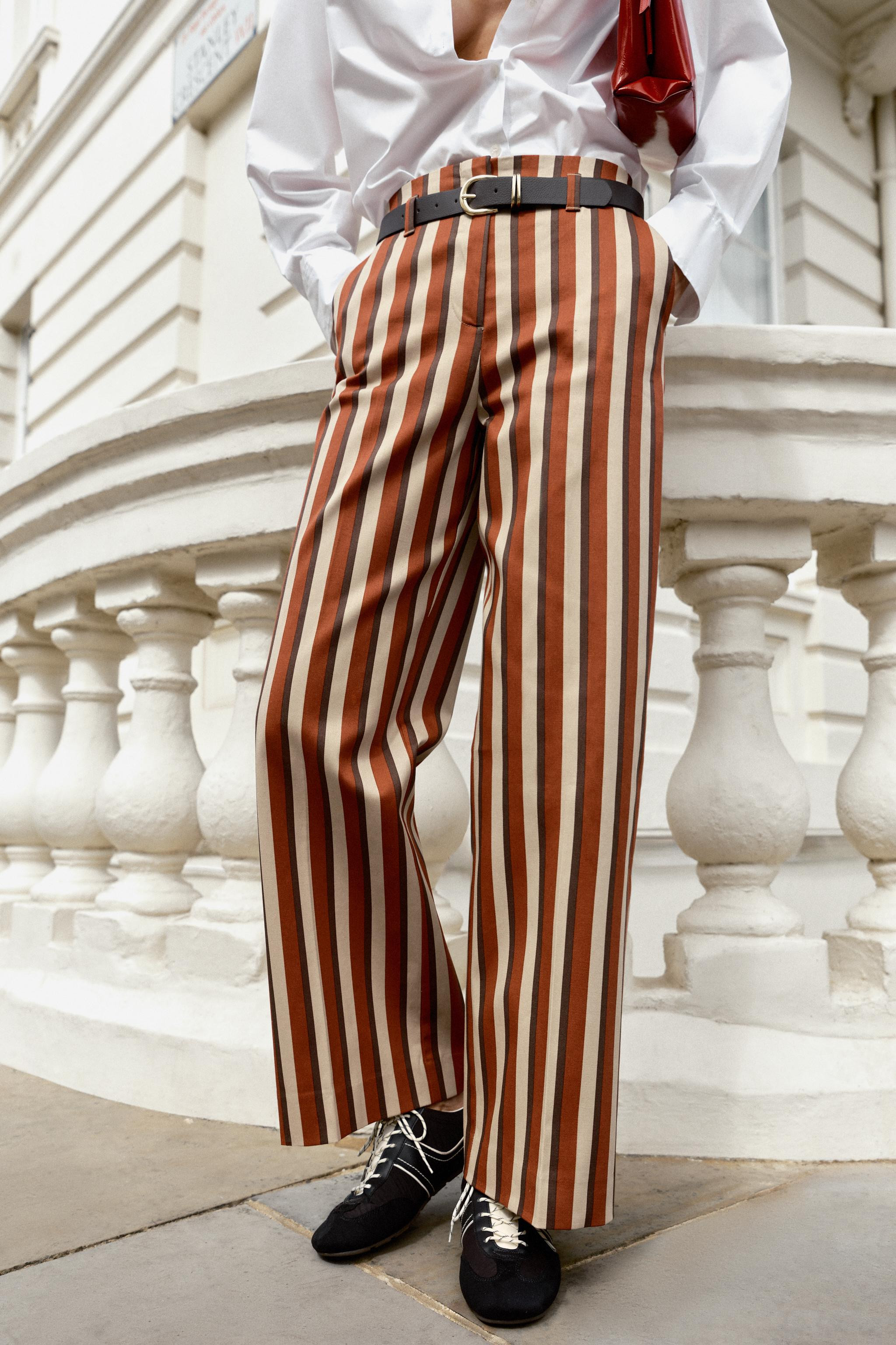 High-waist trousers with front pockets. Belt detail. Straight-leg fit. Front fastening with zip, ... | Zara IT