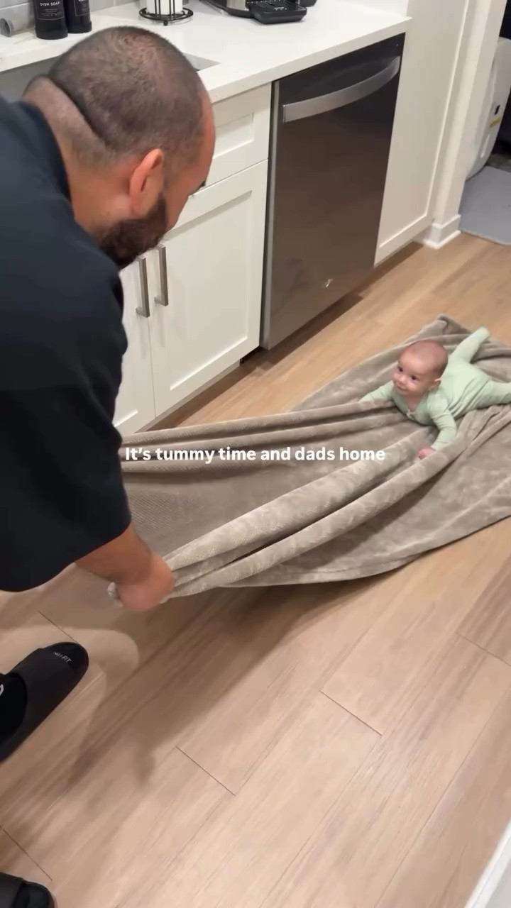 Everything’s cooler with dad 😂 

#firsttimeparents #tummytime #dadsoftheyear #ugccontentcreator #momcontentcreator