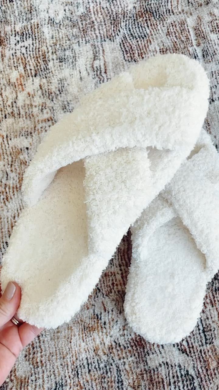 Close-up of my favorite $12 slippers from Target! 👏🏻

So cozy with a nice cushioned bottom. More color options available. 👍🏻

#slippers #under40 #onssale #targetfinds 