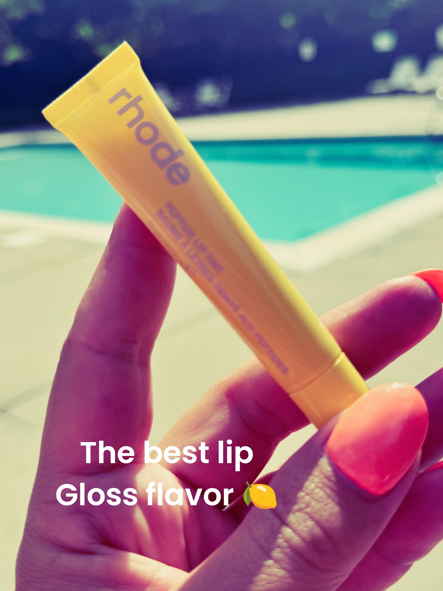 The best lip gloss flavor! And a faint little sparkle 🍋🍸