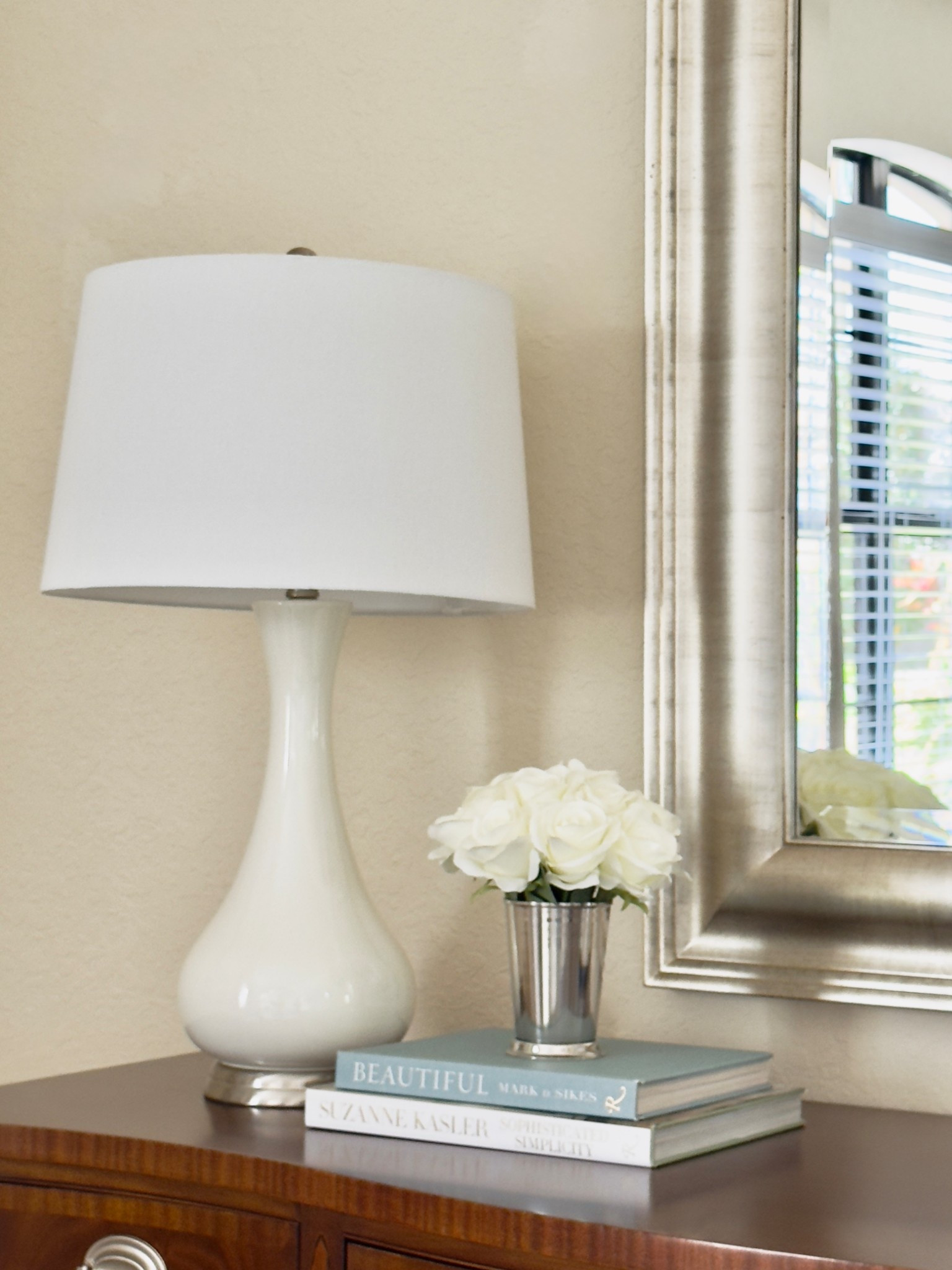 🤍Create timeless vignettes throughout your home using affordable accessories from Amazon! 

Home Decor | White Silk Roses | Coffee Table Books | Mint Julep Cup Vase | Amazon Home | #FoundItOnAmazon #AmazonFinds

#LTKHome #LTKStyleTip #LTKFindsUnder100