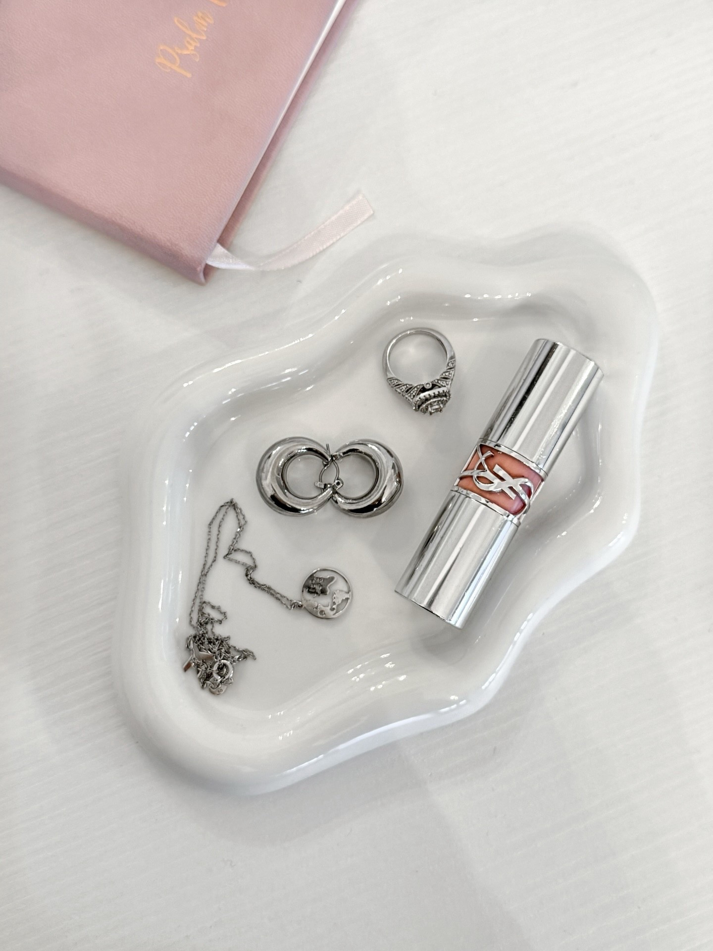 💎 Jewelry Tray Organizer

#homedecor #bedroom #nightstand #organization #roommakeover #bedroomdecor #decor #aesthetic #cozy 

#LTKHome #LTKFindsUnder50 #LTKSaleAlert