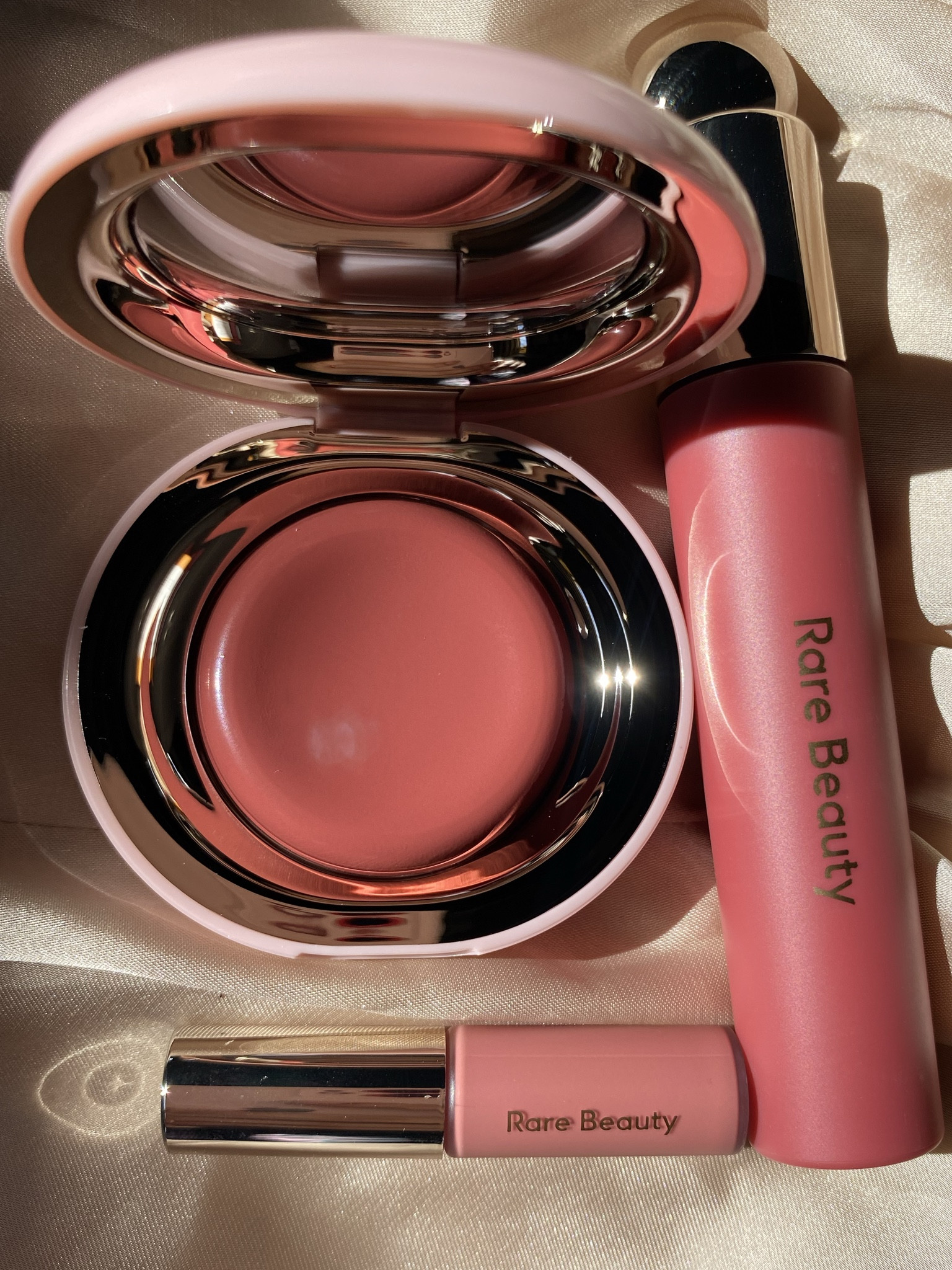 Stay Vulnerable Melting Blush cor Nearly Mauve
Mini Soft Pinch Liquid Blush cor Hope
Soft Pinch Tinted Lip Oil cor Wonder 😍
#rarebeauty #sephora #maquiagem #gloss #blush

#LTKbeauty #LTKstyletip #LTKbrasil