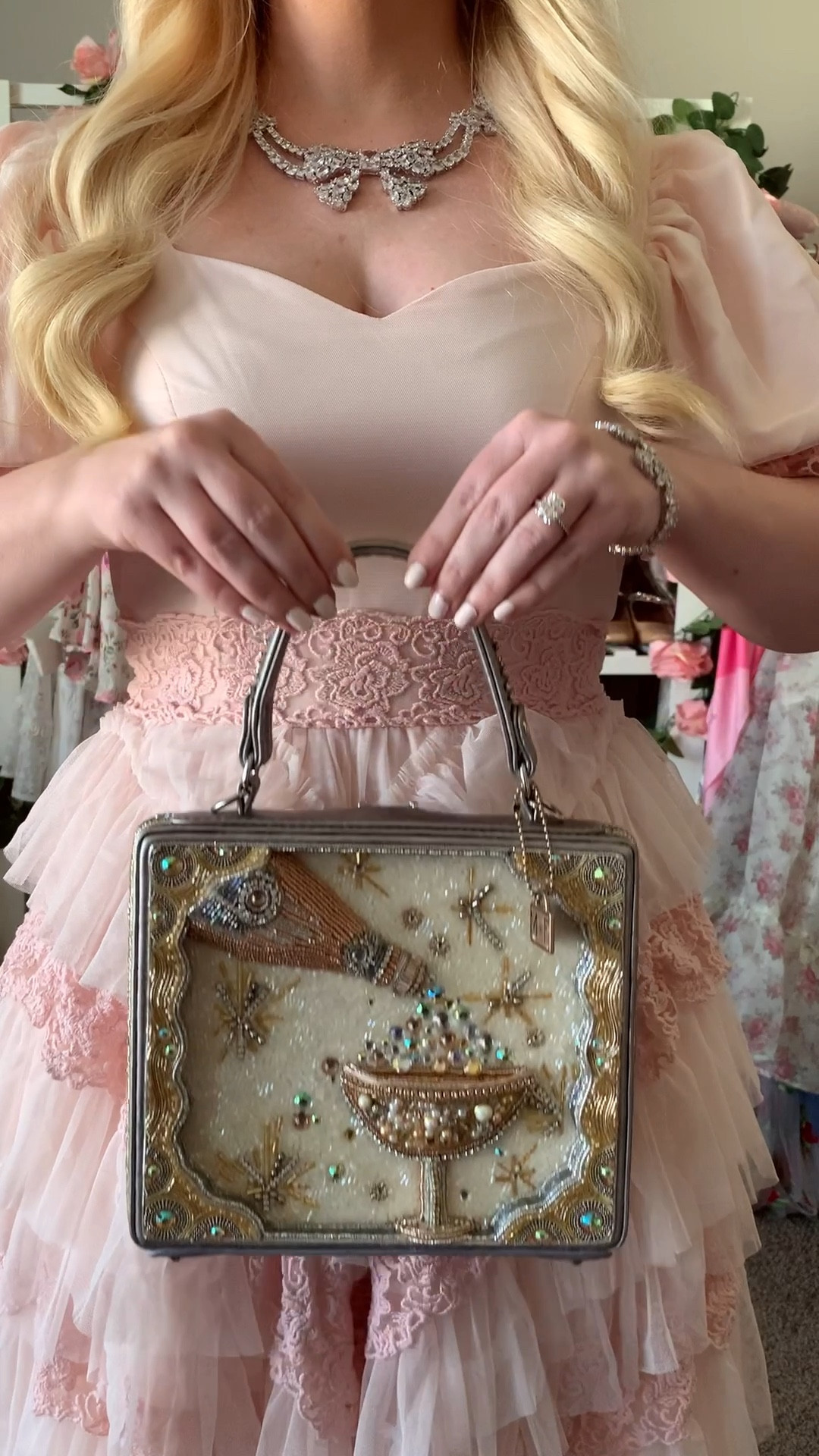 How to wear a statement handbag - the perfect handbag for the holidays! #holidayfashion #holidayoutfits

#LTKGiftGuide #LTKHoliday #LTKSeasonal