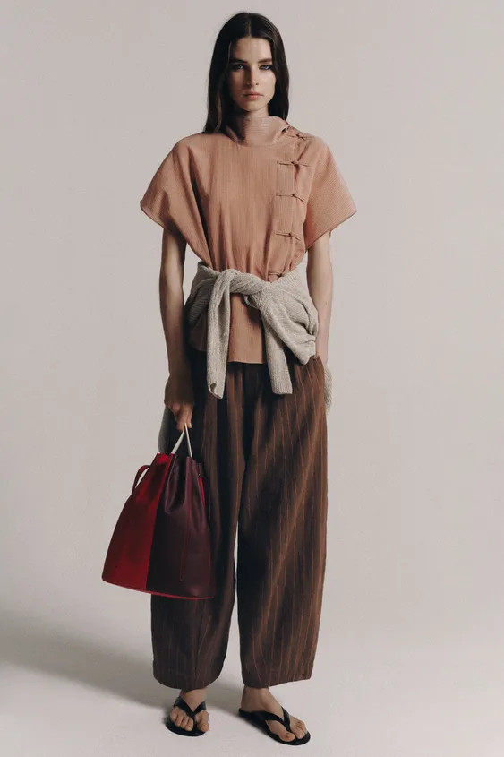 Oversized leather shoulder bag. Contrast color exterior. Decorative stitching detail. Removable i... | Zara US