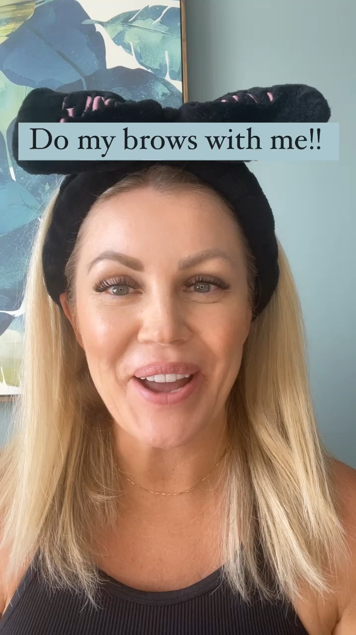 For me, brows are such a focus when it comes to my makeup. I feel like they really frame the face!! 

I’m LOVING this new brow pencil with brow freeze gel - giving my brows the lamination look w/o the lamination!! 

These products are a MUST 😍😍😍



#LTKFindsUnder50 #LTKBeauty #LTKStyleTip
