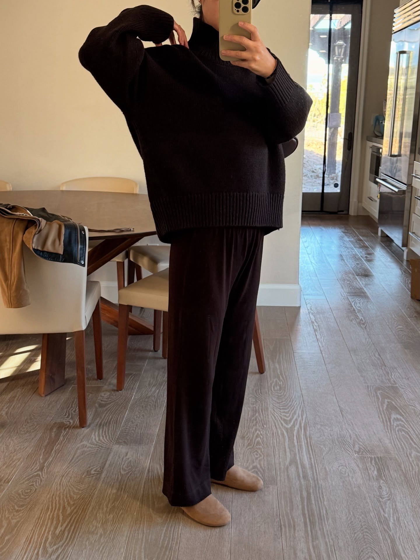 Cozy vibes only 🤎 My go-to @donni pants are the comfiest, chicest thing I've ever worn 🫠❤️ ☑️ Link in bio 

Brown, how to style, minimal style, what to wear, simple style, comfy chic, comfy elegant, fall look, autumn fashion
#brownoutfit #fallfashioninspo #minimalstreetstyle #fashioninspo #simpleoutfit #comfychic #monochromeoutfit #donni