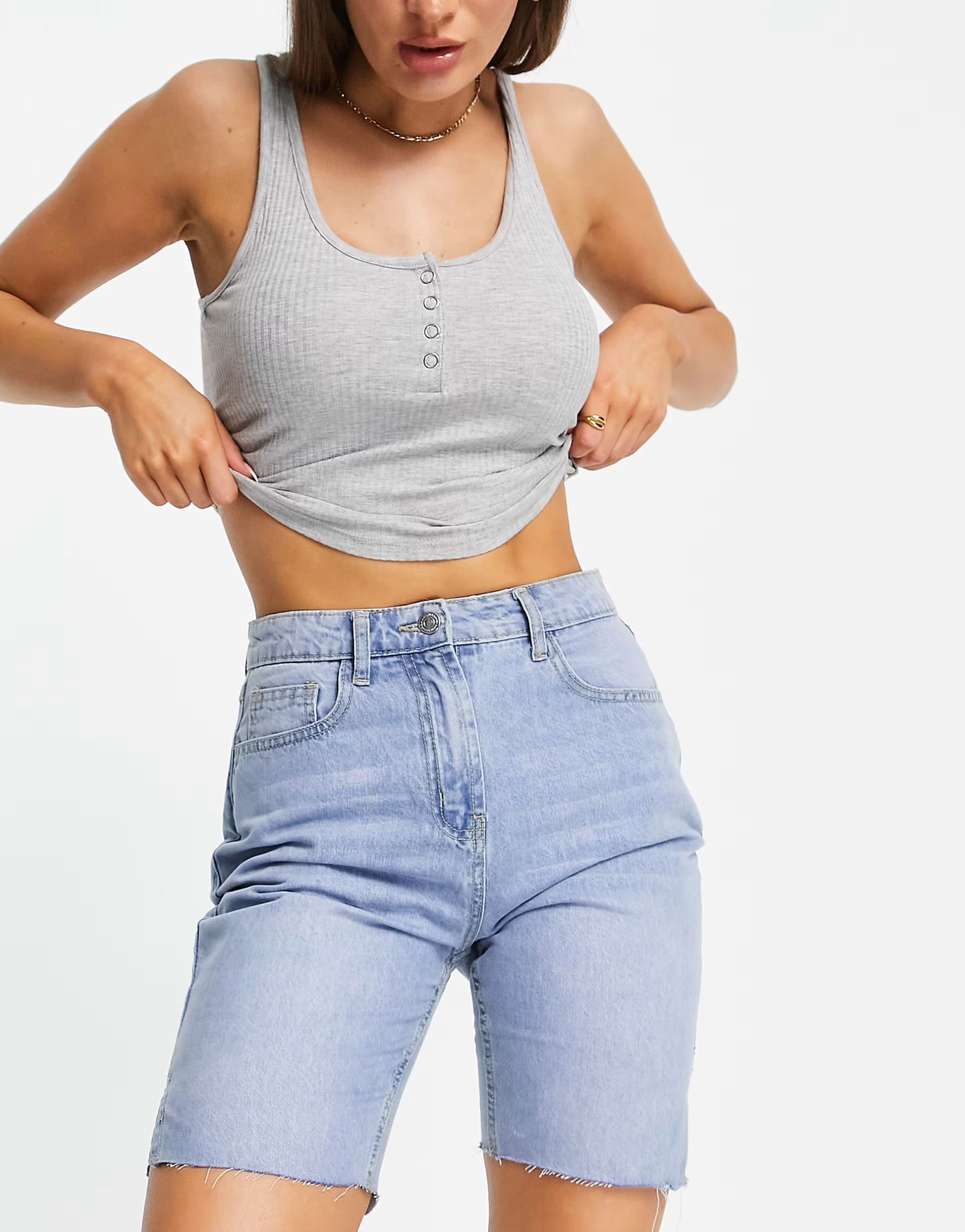 Parisian – Längere Jeansshorts in Hellblau mit unversäubertem Saum | ASOS (Global)