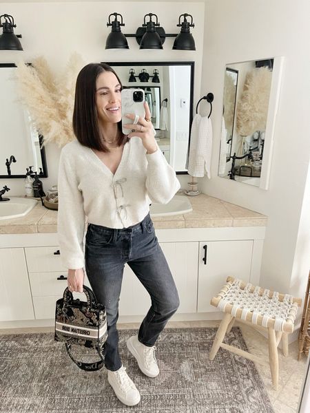 F A S H I O N \ pretty bow sweater paired with black jeans and Sherpa converse sneakers!

Winter outfit fashion 

#LTKunder50 #LTKunder100 #LTKstyletip