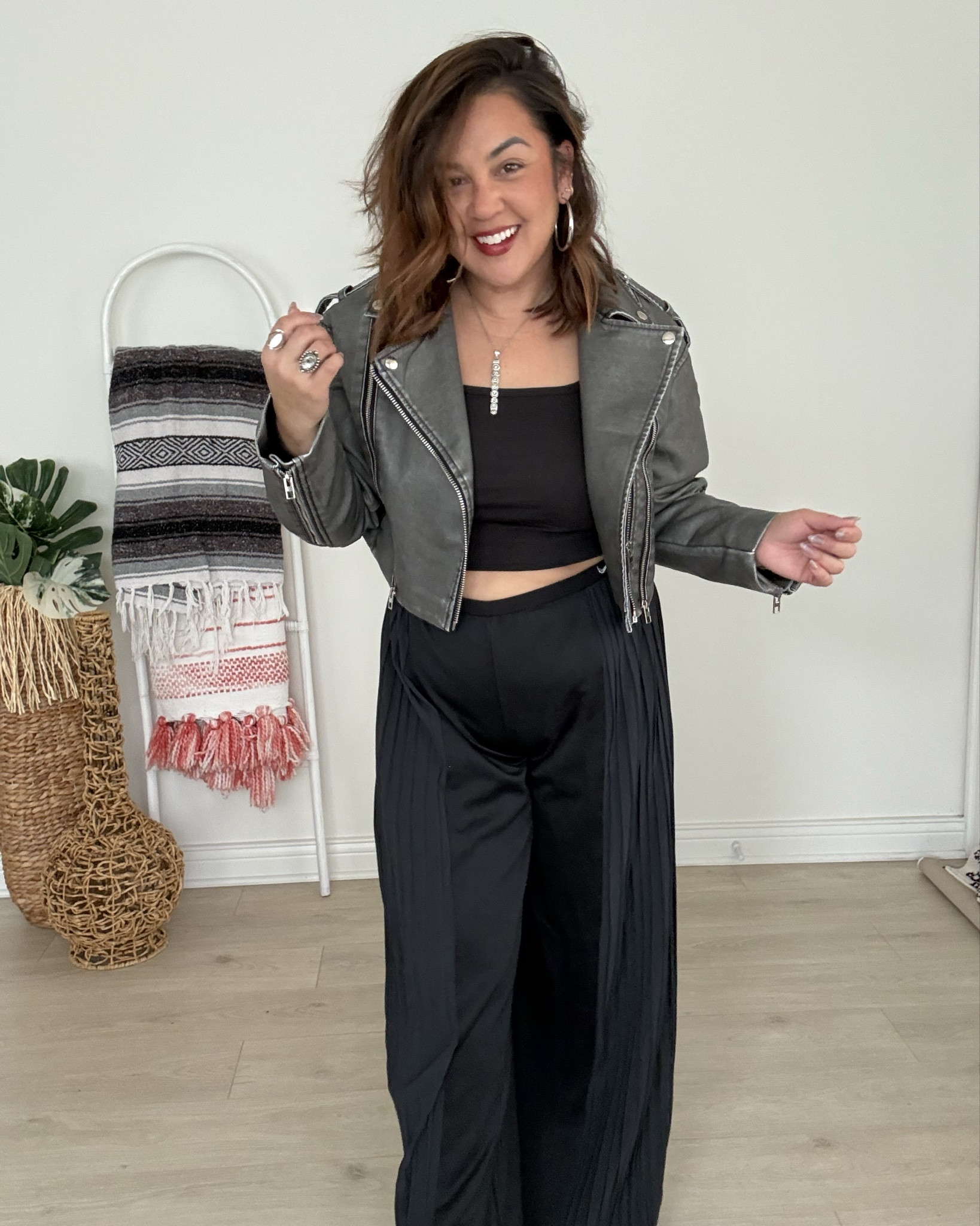 Obsessed with these Nike Pleated pants! Can never go wrong with a fun pair of oversized pants and tee! 

Pants Nike Sz S
Top Sz L
Jacket Amazon Sz M

#LTKFindsUnder100 #LTKMidsize #LTKOver40